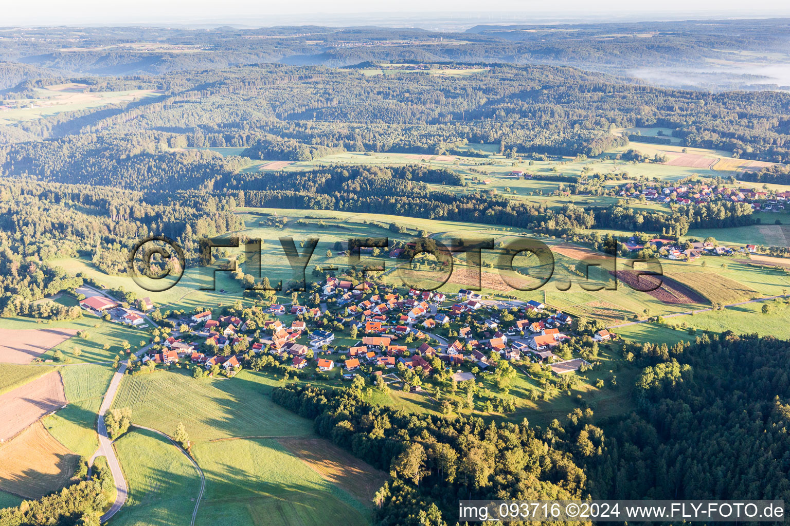 Dorf - Ansicht am Rande von landwirtschaftlichen Feldern und Nutzflächen im Ortsteil Hohenhardtsweiler in Oberrot im Bundesland Baden-Württemberg, Deutschland
