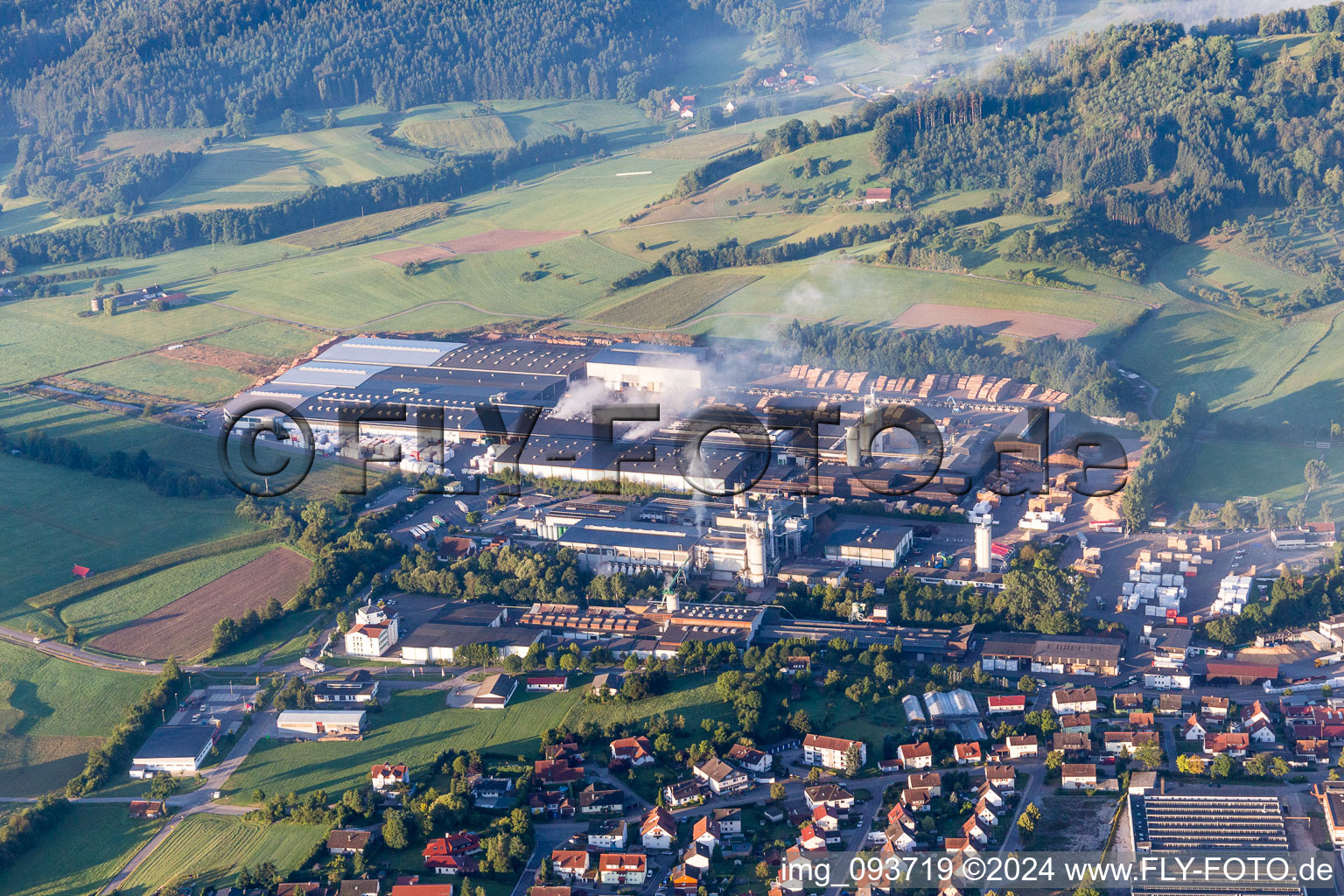 Gebäude und Produktionshallen auf dem Werksgelände Klenk Holz AG in Oberrot im Bundesland Baden-Württemberg, Deutschland