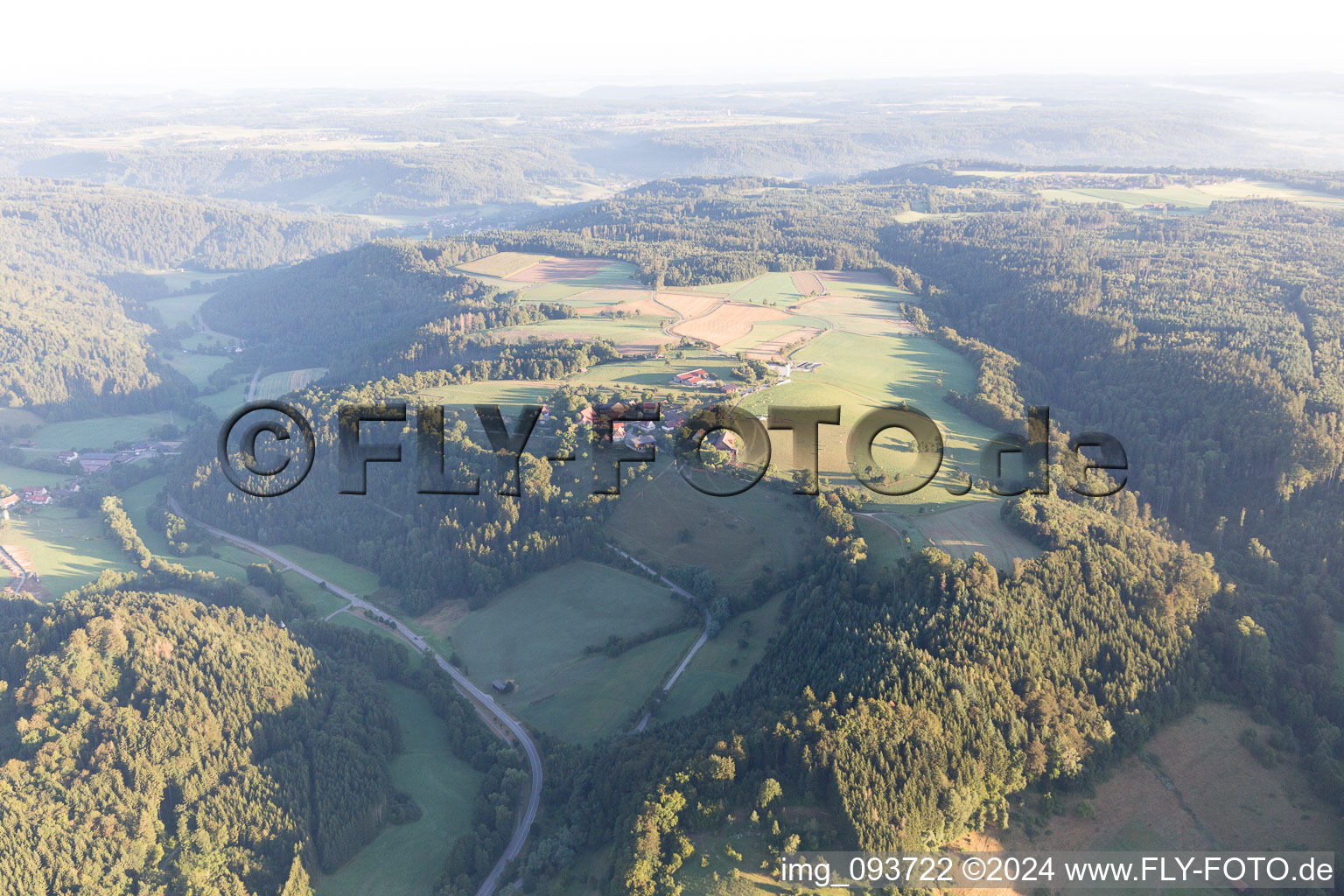 Dorf - Ansicht am Rande von landwirtschaftlichen Feldern und Nutzflächen im Ortsteil Kornberg in Oberrot im Bundesland Baden-Württemberg, Deutschland