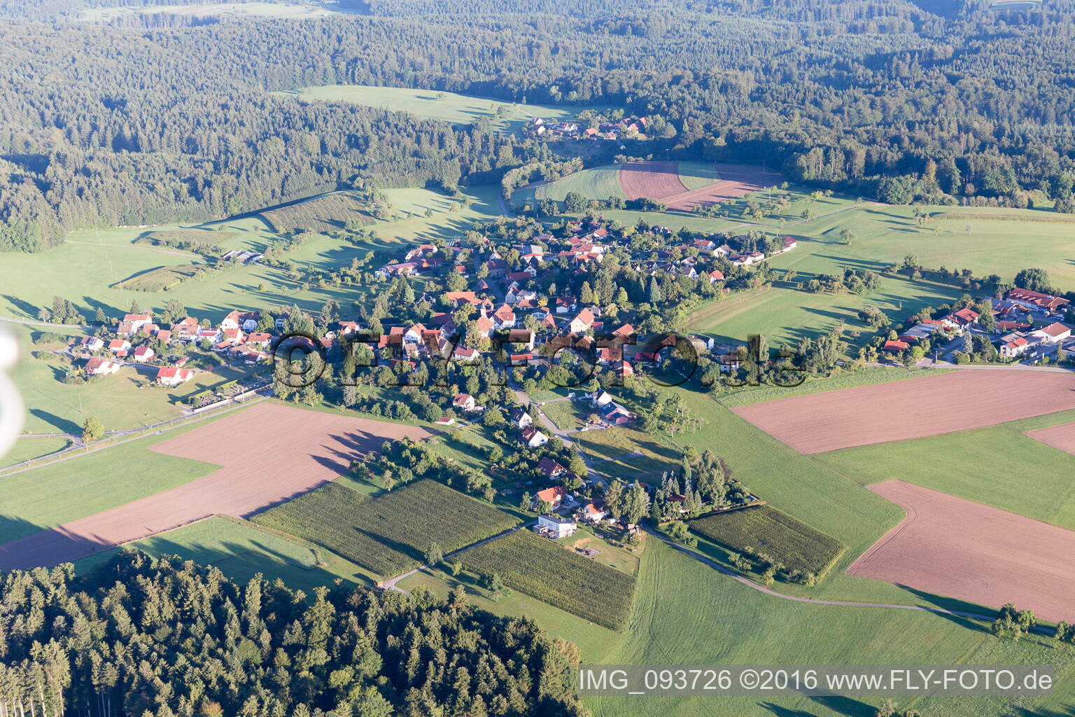 Dorf - Ansicht am Rande von landwirtschaftlichen Feldern und Nutzflächen im Ortsteil Grab in Großerlach im Bundesland Baden-Württemberg, Deutschland