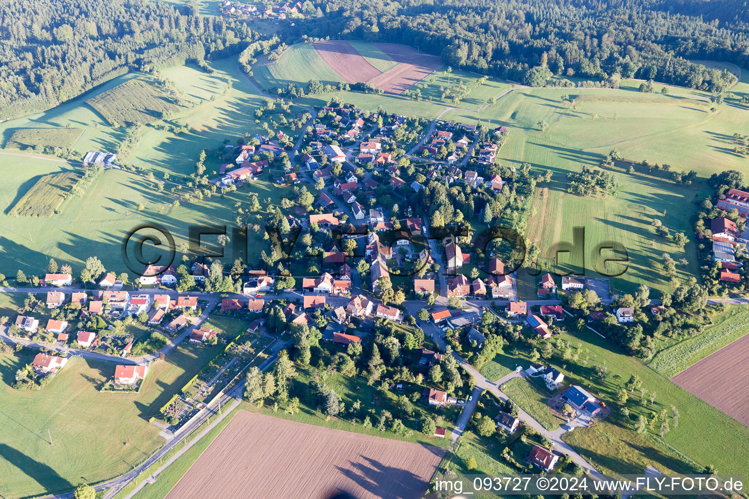 Luftbild von Dorf - Ansicht am Rande von landwirtschaftlichen Feldern und Nutzflächen im Ortsteil Grab in Großerlach im Bundesland Baden-Württemberg, Deutschland
