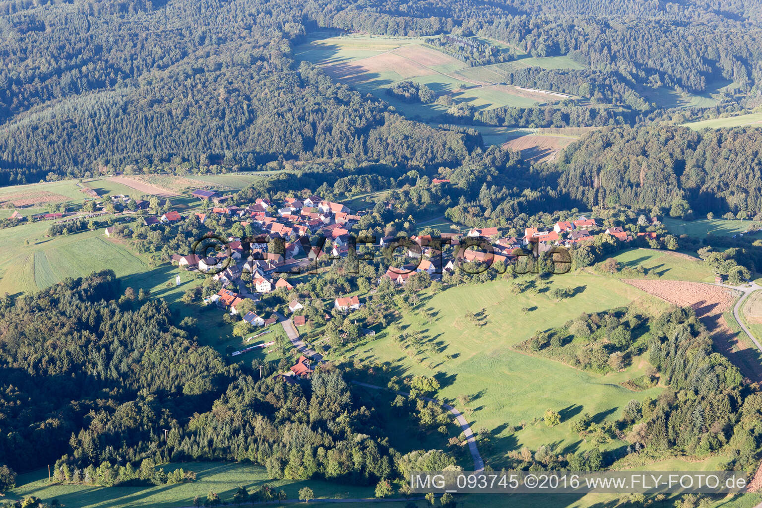Dorf - Ansicht am Rande von landwirtschaftlichen Feldern und Nutzflächen im Ortsteil Nassach in Spiegelberg im Bundesland Baden-Württemberg, Deutschland