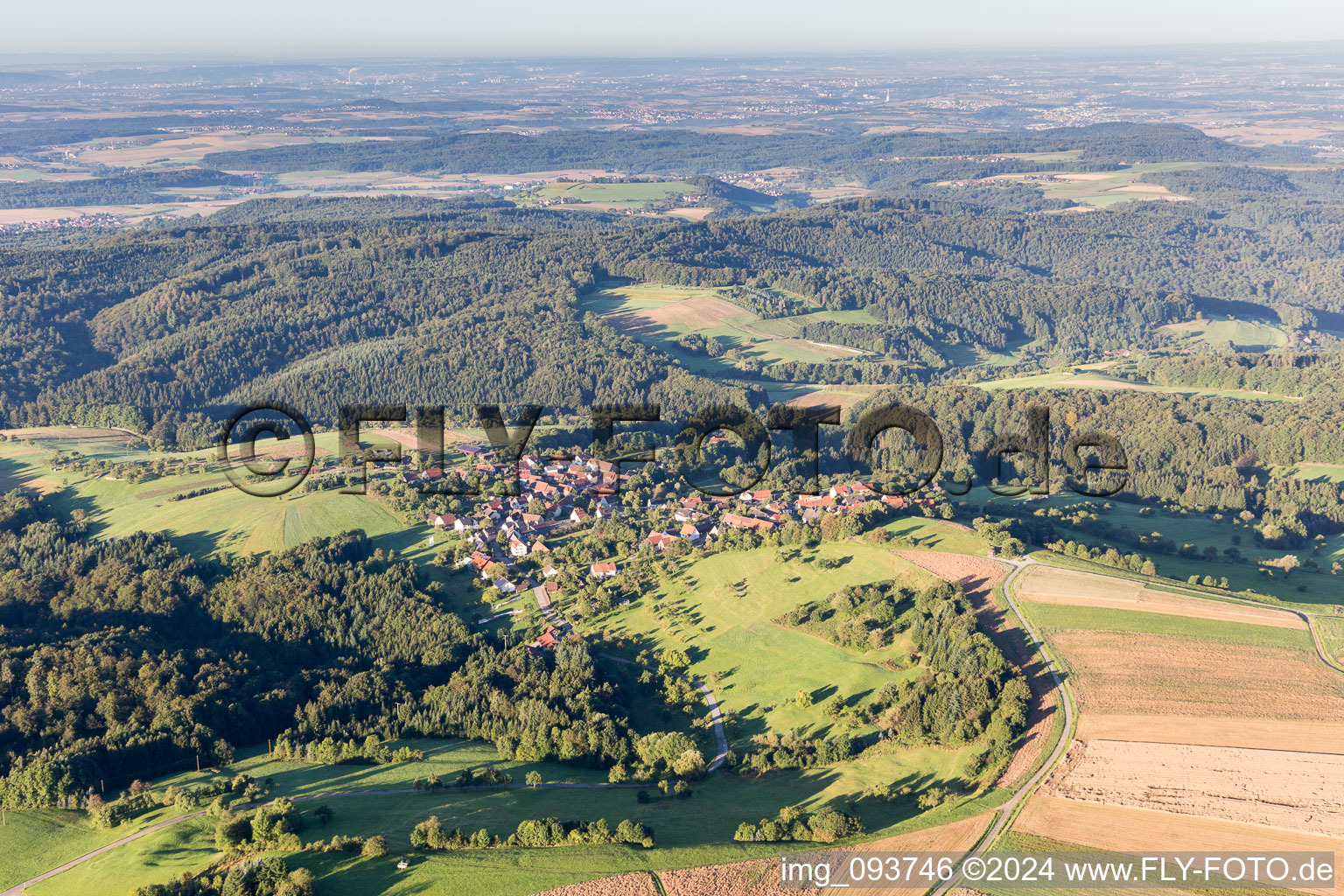 Luftbild von Dorf - Ansicht am Rande von landwirtschaftlichen Feldern und Nutzflächen im Ortsteil Nassach in Spiegelberg im Bundesland Baden-Württemberg, Deutschland
