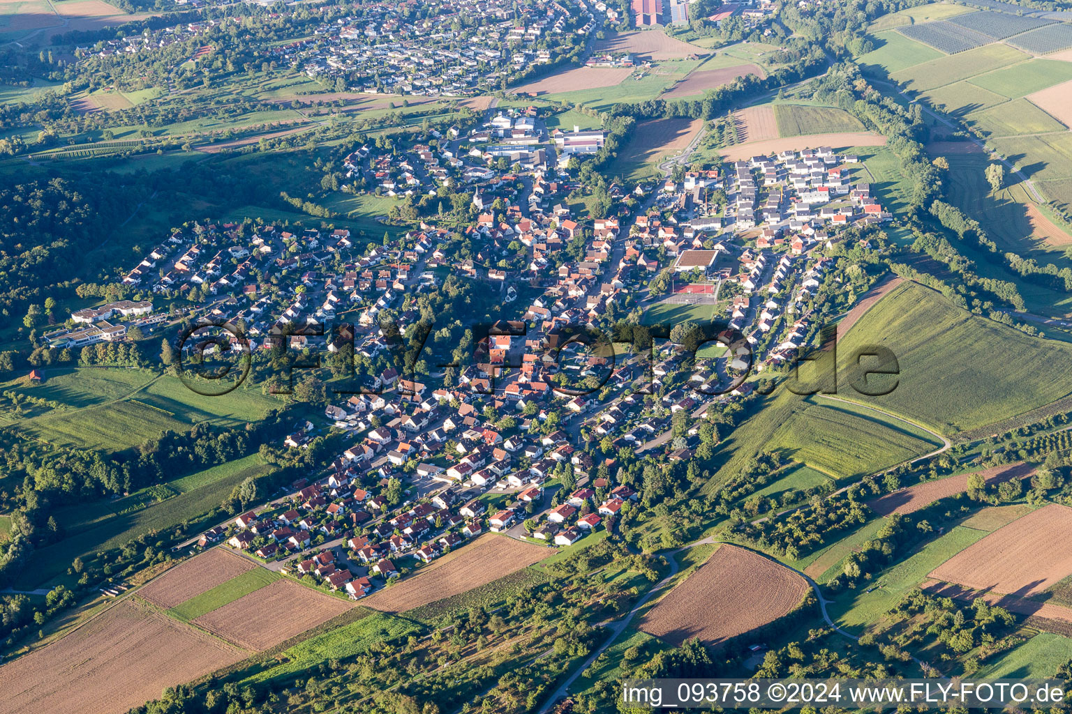 Ortsansicht der Straßen und Häuser der Wohngebiete in Oberstenfeld im Bundesland Baden-Württemberg, Deutschland