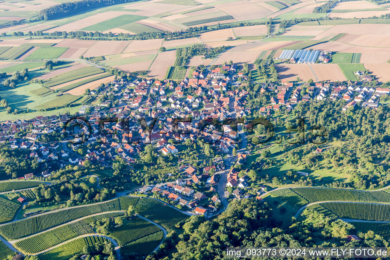 Dorf - Ansicht am Rande von landwirtschaftlichen Feldern und Nutzflächen in Winzerhausen im Bundesland Baden-Württemberg, Deutschland