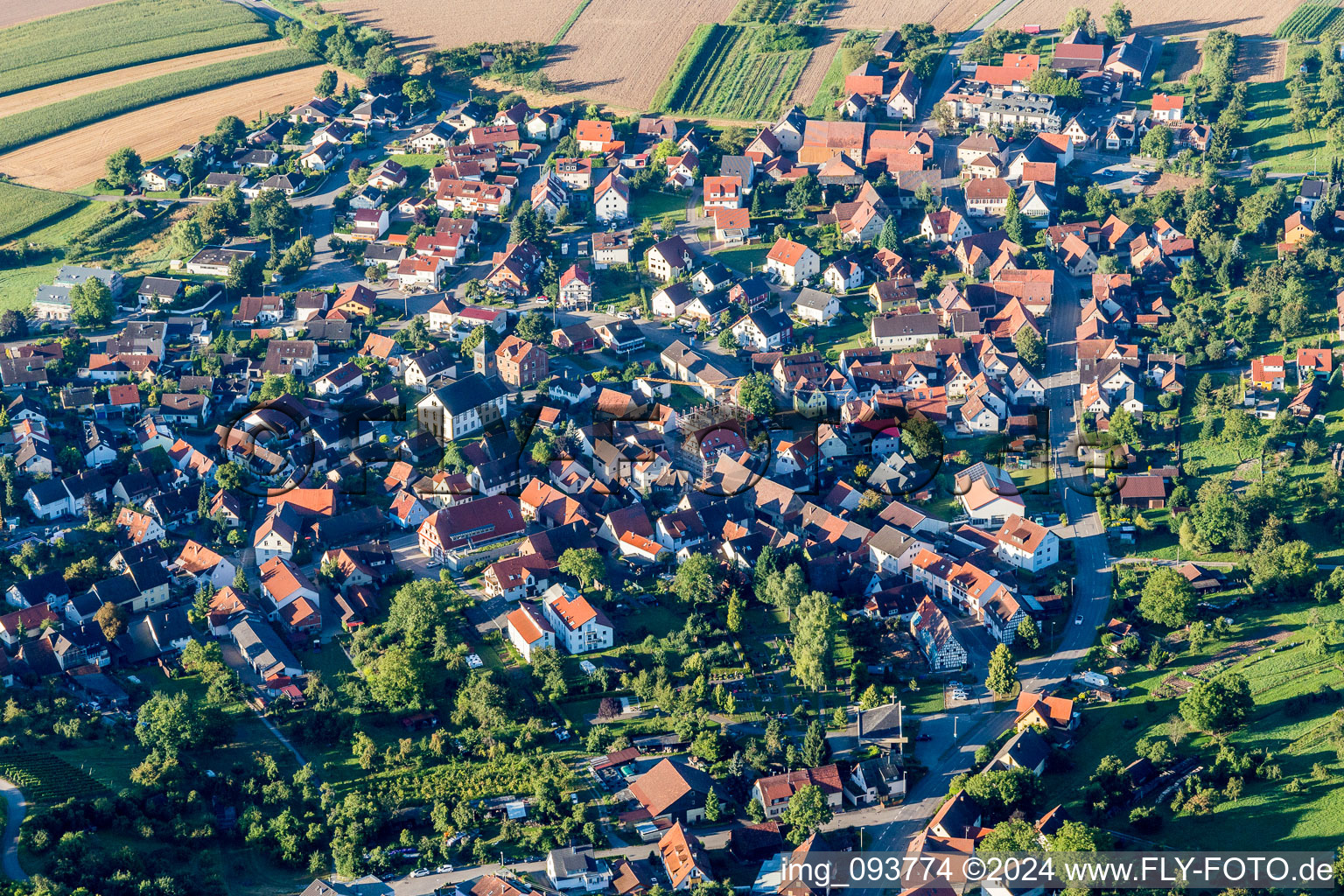 Luftbild von Dorf - Ansicht am Rande von landwirtschaftlichen Feldern und Nutzflächen in Winzerhausen im Bundesland Baden-Württemberg, Deutschland