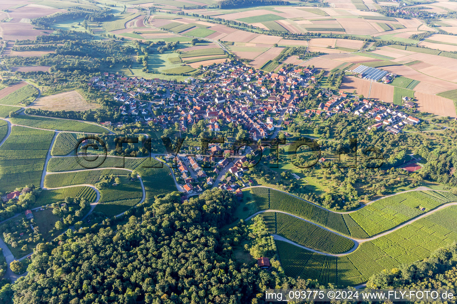 Luftaufnahme von Dorf - Ansicht am Rande von landwirtschaftlichen Feldern und Nutzflächen in Winzerhausen im Bundesland Baden-Württemberg, Deutschland