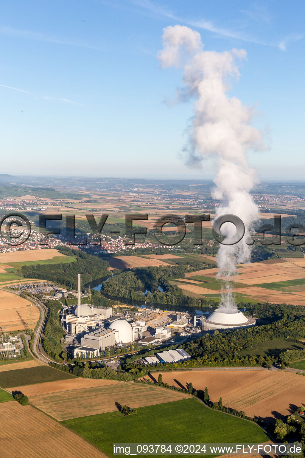 Luftbild von Reaktorblöcke, Kühlturmbauwerke und Anlagen des AKW - KKW Atomkraftwerk - Kernkraftwerk GKN Neckarwestheim in Neckarwestheim im Bundesland Baden-Württemberg, Deutschland