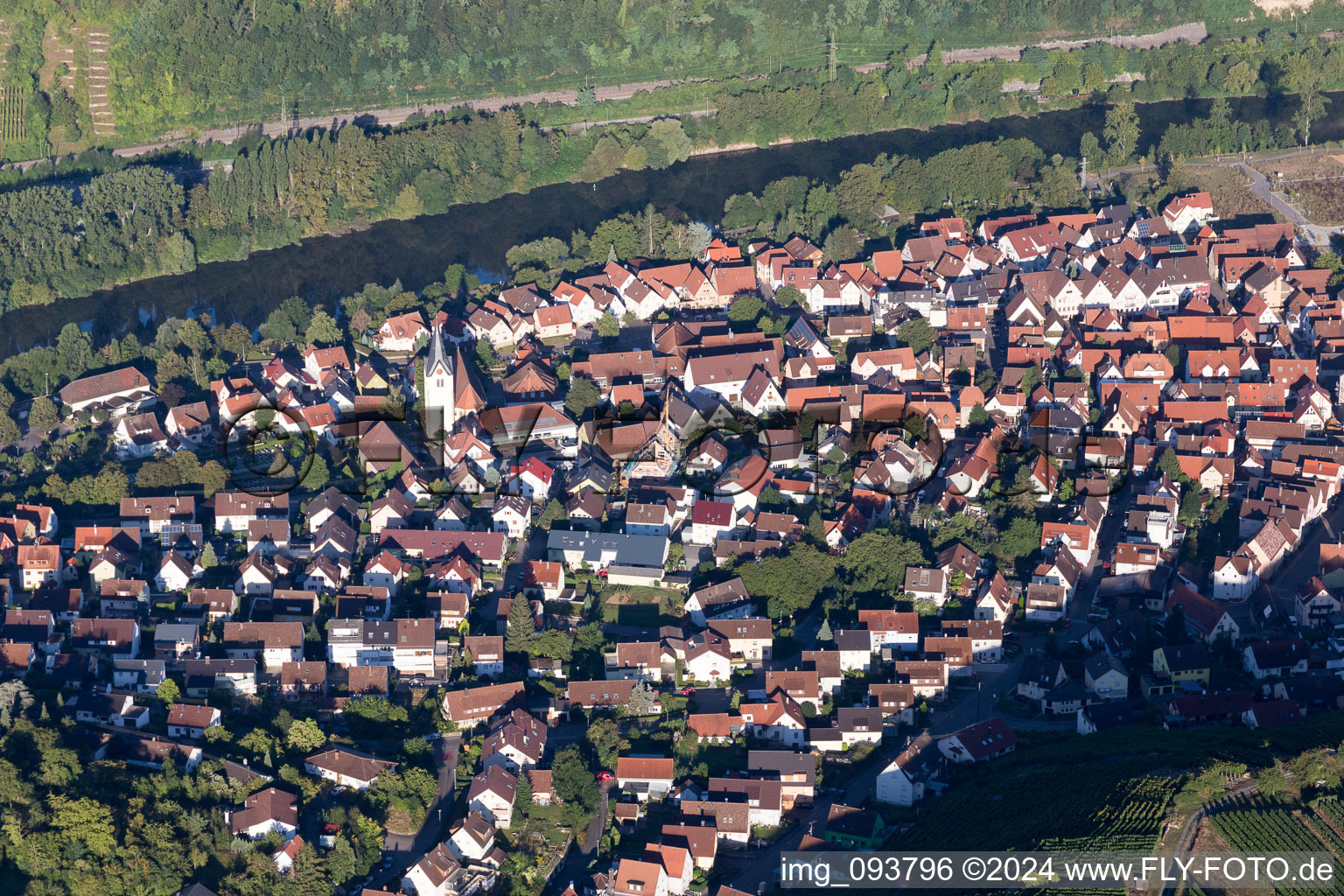Luftbild von Ortschaft an den Fluss- Uferbereichen des Neckar in Gemmrigheim im Bundesland Baden-Württemberg, Deutschland