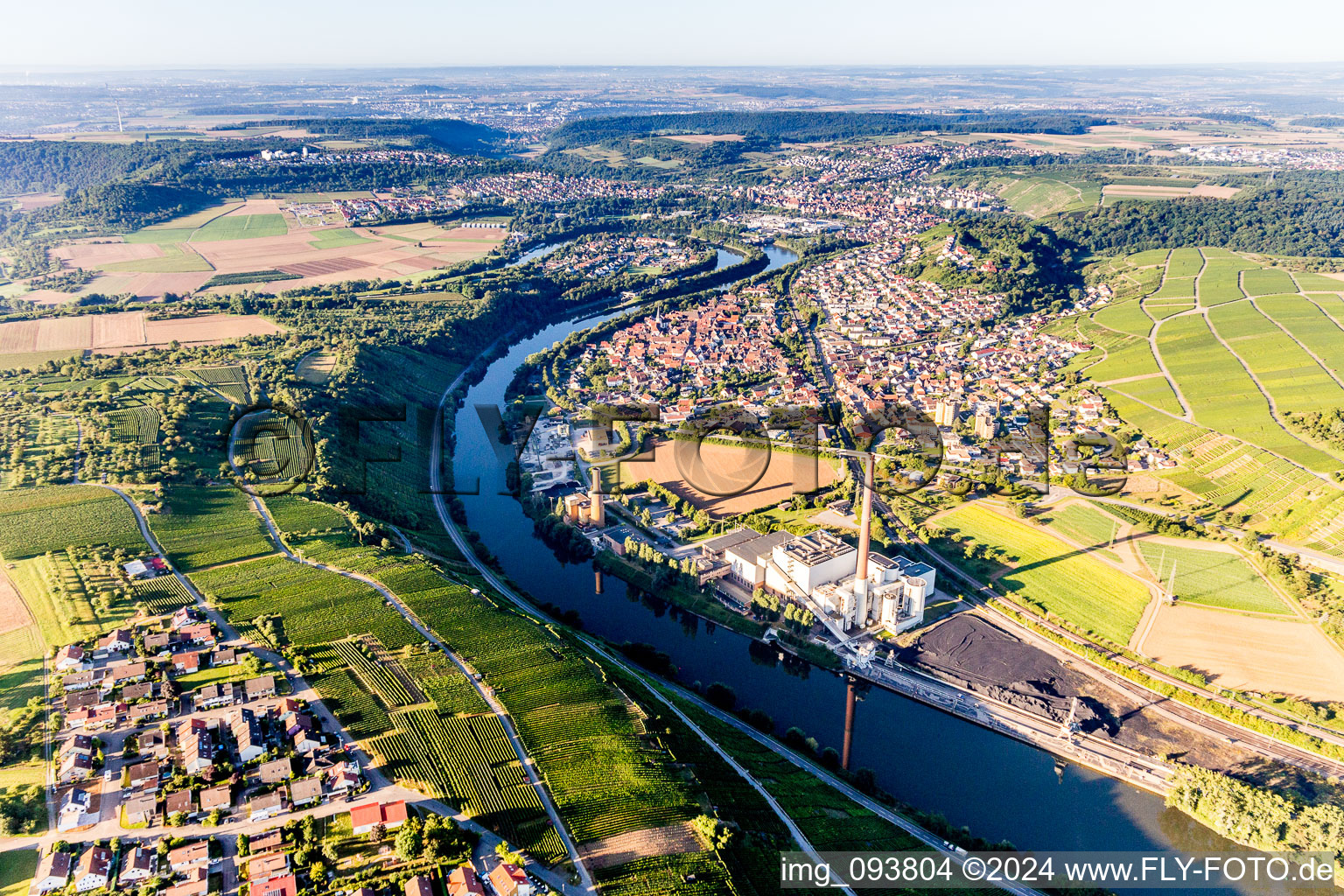 Luftbild von Dorfkern und Kraftwerk Walheim (EnBW) an den Fluß- Uferbereichen des Neckar in Walheim im Bundesland Baden-Württemberg, Deutschland