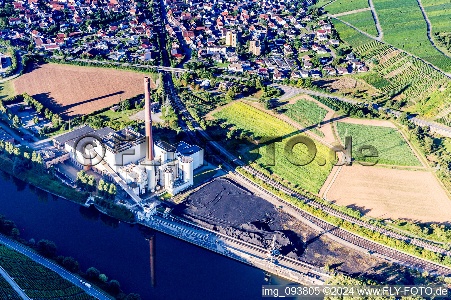 Luftaufnahme von Dorfkern und Kraftwerk Walheim (EnBW) an den Fluß- Uferbereichen des Neckar in Walheim im Bundesland Baden-Württemberg, Deutschland