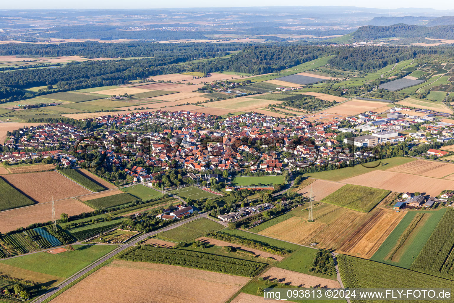 Dorf - Ansicht am Rande von landwirtschaftlichen Feldern und Nutzflächen in Erligheim im Bundesland Baden-Württemberg, Deutschland