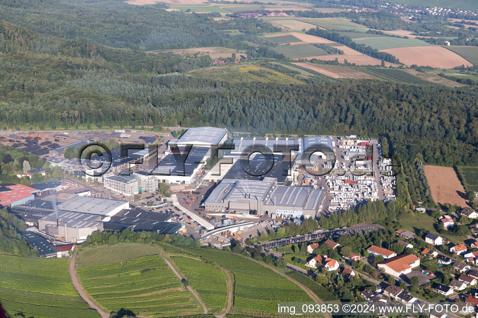 Gebäude und Produktionshallen auf dem Werksgelände Gerüstbau Layher GmbH im Ortsteil Frauenzimmern in Güglingen im Bundesland Baden-Württemberg, Deutschland