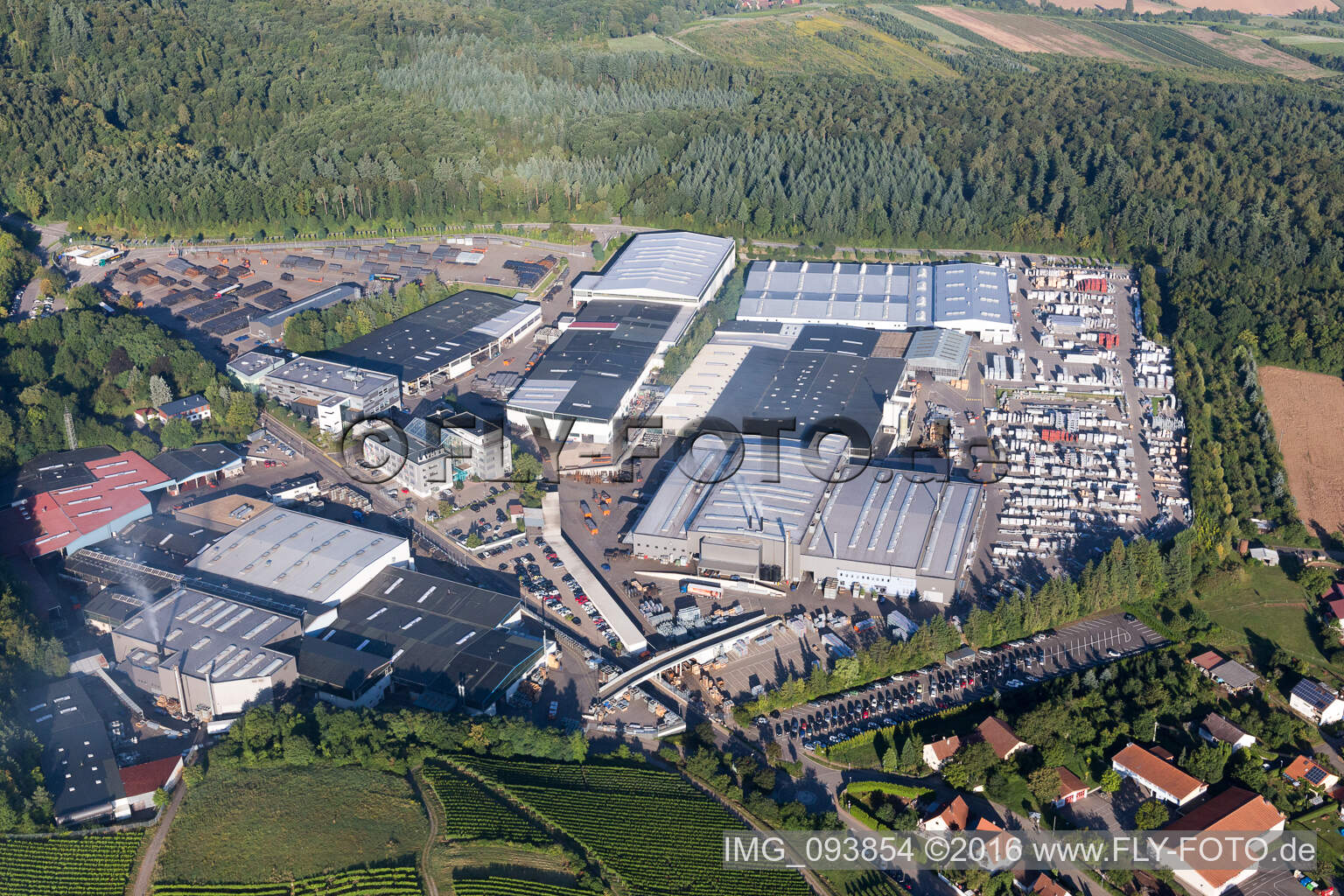 Luftbild von Gebäude und Produktionshallen auf dem Werksgelände Gerüstbau Layher GmbH im Ortsteil Frauenzimmern in Güglingen im Bundesland Baden-Württemberg, Deutschland