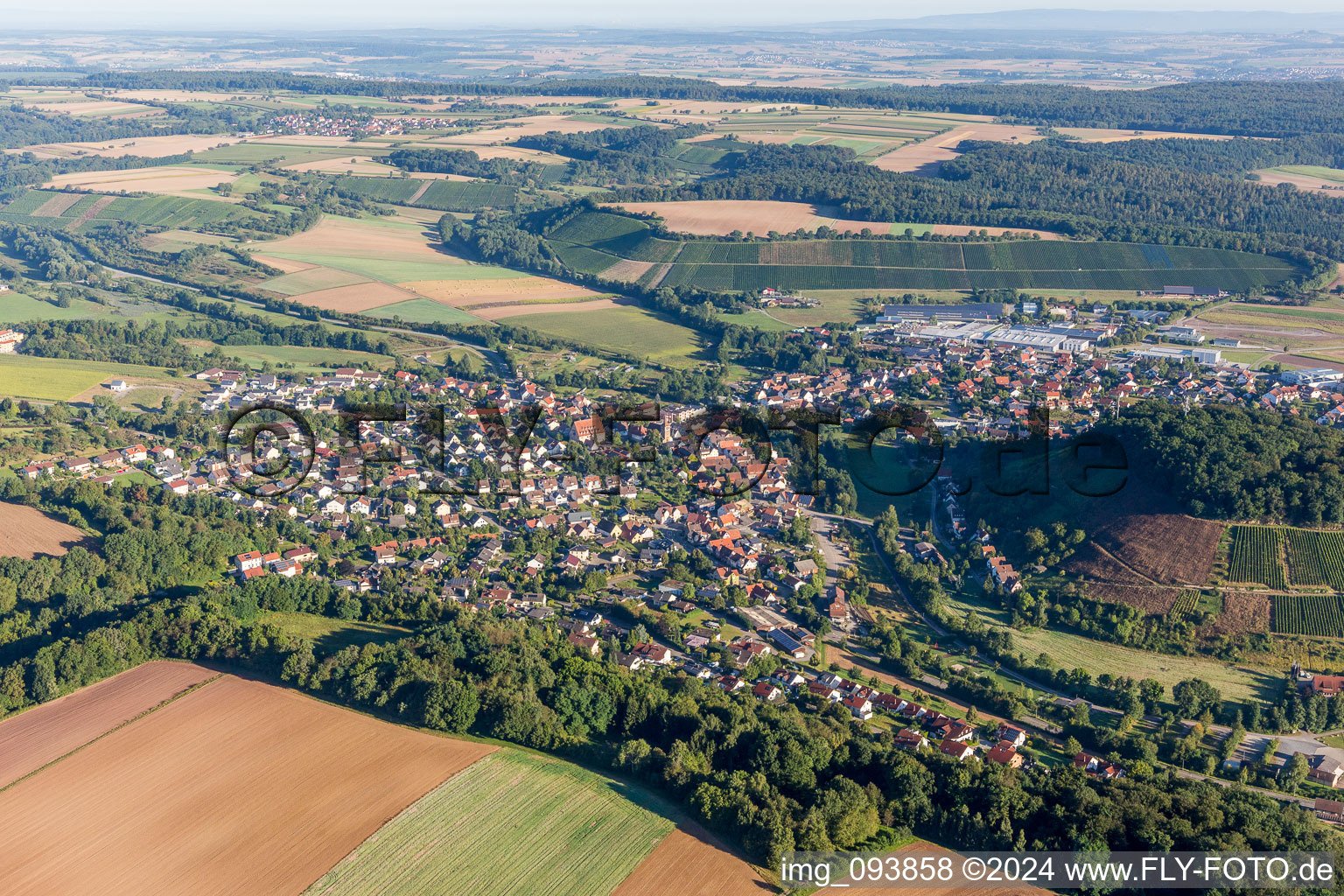 Dorf - Ansicht am Rande von landwirtschaftlichen Feldern und Nutzflächen in Zaberfeld im Bundesland Baden-Württemberg, Deutschland