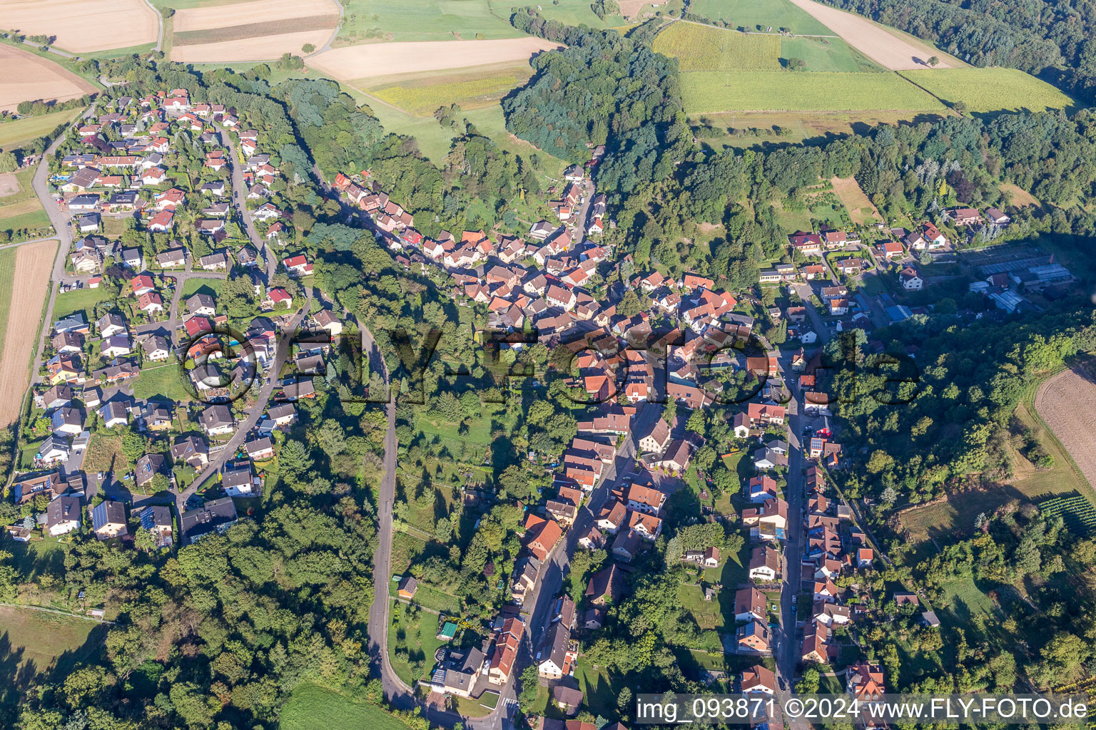 Luftbild von Dorf - Ansicht am Rande von landwirtschaftlichen Feldern und Nutzflächen in Zaberfeld im Bundesland Baden-Württemberg, Deutschland