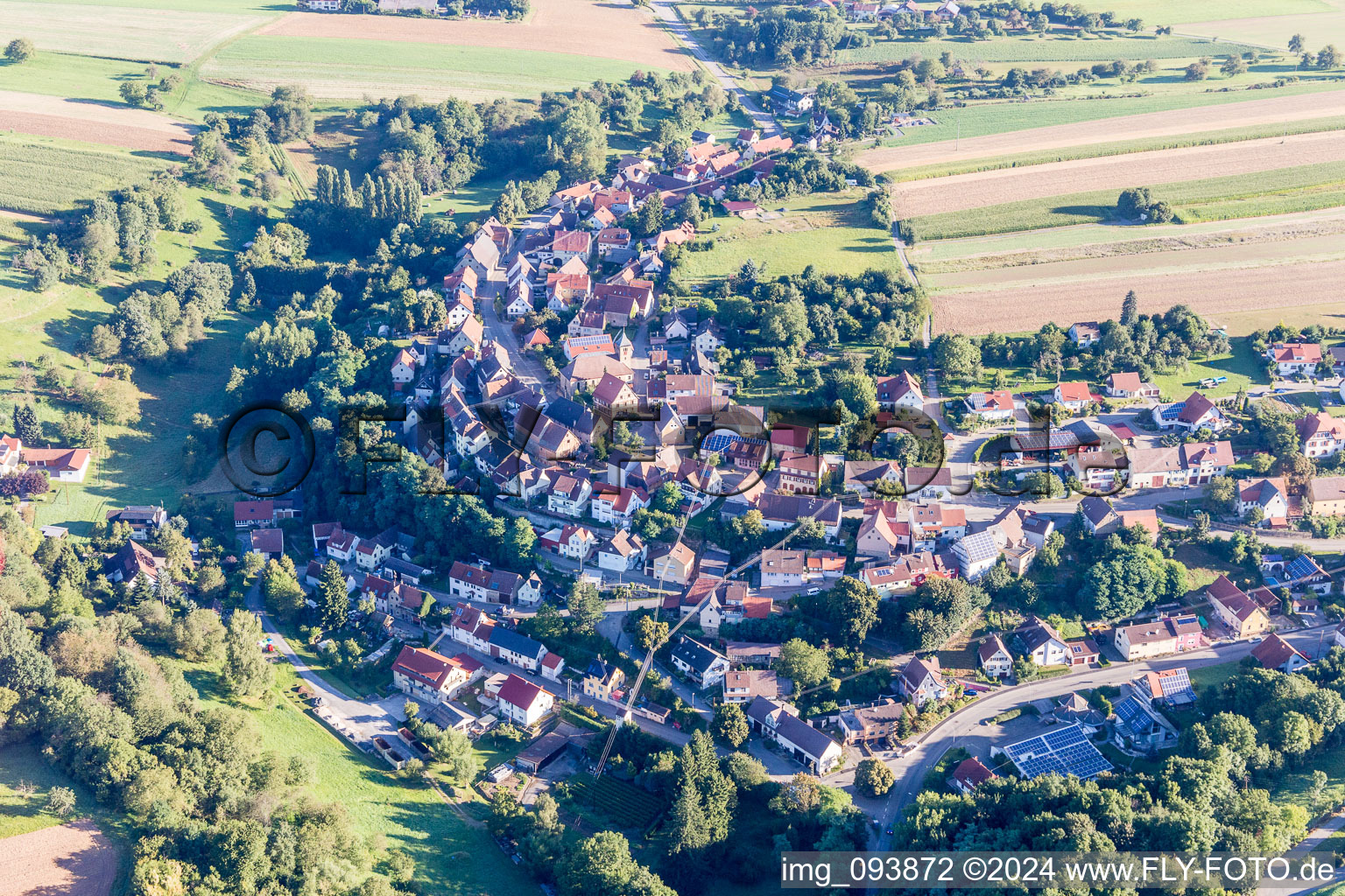 Dorf - Ansicht am Rande von landwirtschaftlichen Feldern und Nutzflächen in Ochsenburg im Bundesland Baden-Württemberg, Deutschland