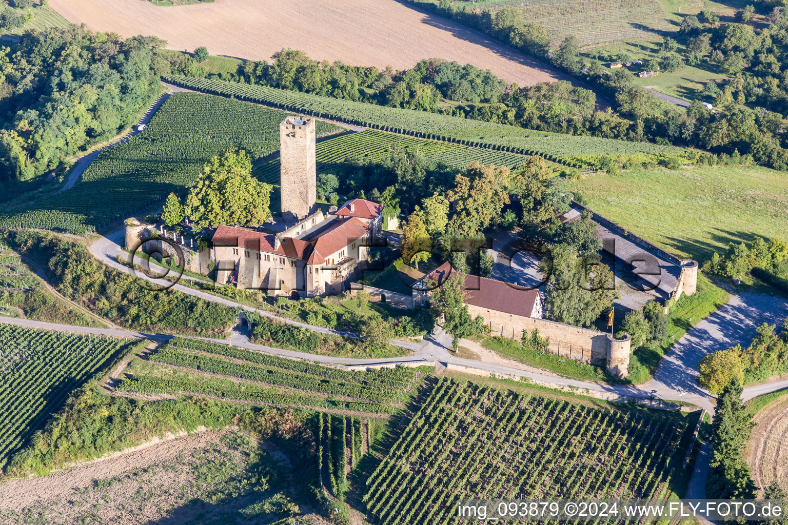 Burganlage der Veste Ravensburg mit Burgrestaurant auf einem Hügel mit Weingärten in Sulzfeld im Bundesland Baden-Württemberg, Deutschland