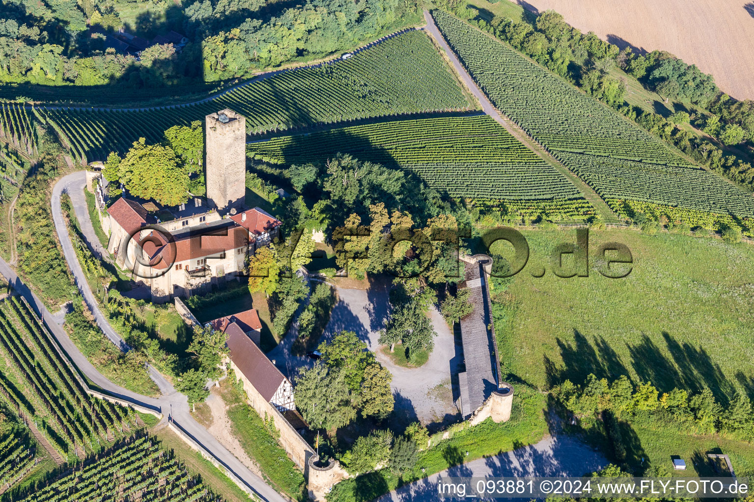 Luftbild von Burganlage der Veste Ravensburg mit Burgrestaurant auf einem Hügel mit Weingärten in Sulzfeld im Bundesland Baden-Württemberg, Deutschland