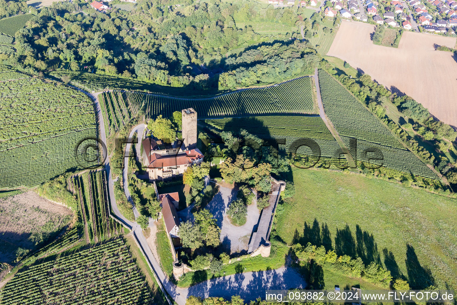 Luftaufnahme von Burganlage der Veste Ravensburg mit Burgrestaurant auf einem Hügel mit Weingärten in Sulzfeld im Bundesland Baden-Württemberg, Deutschland