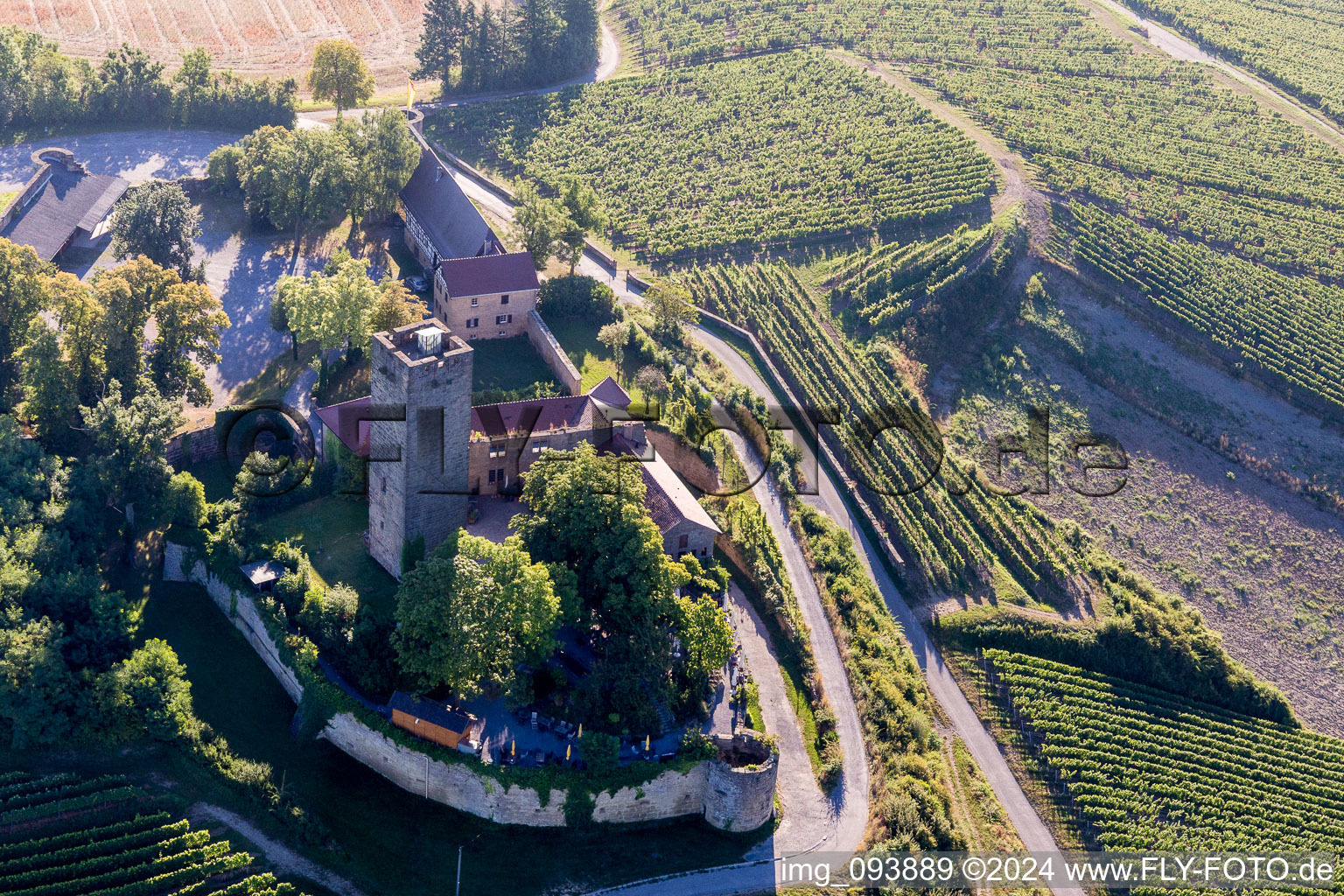 Schrägluftbild von Burganlage der Veste Ravensburg mit Burgrestaurant auf einem Hügel mit Weingärten in Sulzfeld im Bundesland Baden-Württemberg, Deutschland
