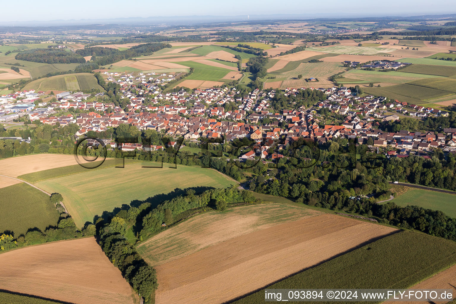 Dorf - Ansicht am Rande von landwirtschaftlichen Feldern und Nutzflächen in Zaisenhausen im Bundesland Baden-Württemberg, Deutschland