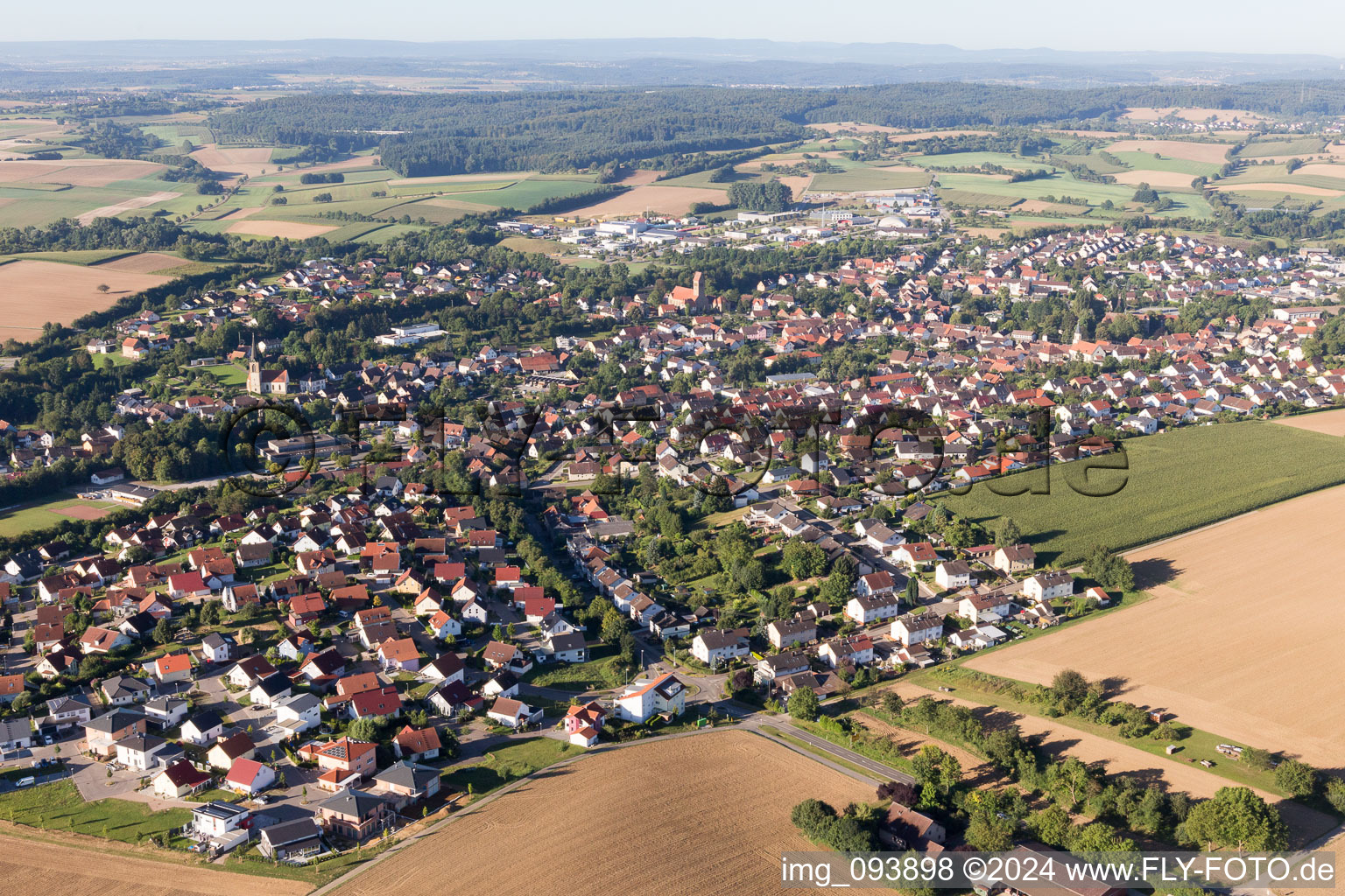 Dorf - Ansicht am Rande von landwirtschaftlichen Feldern und Nutzflächen im Ortsteil Flehingen in Oberderdingen im Bundesland Baden-Württemberg, Deutschland
