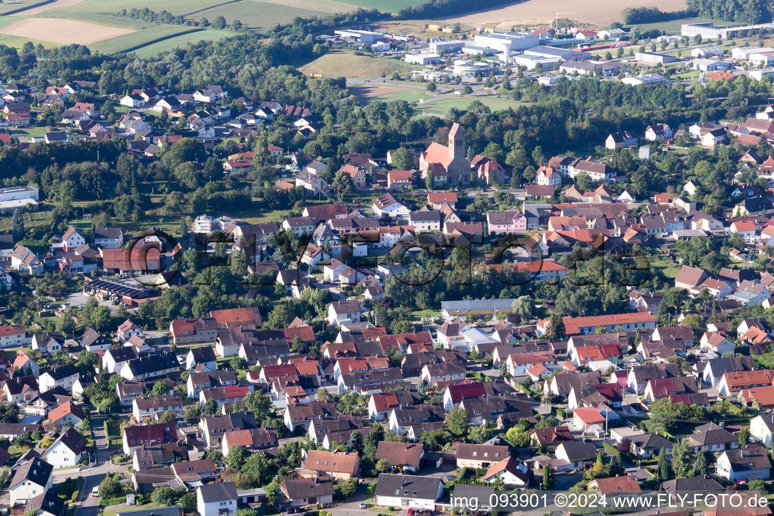 Luftbild von Dorf - Ansicht am Rande von landwirtschaftlichen Feldern und Nutzflächen im Ortsteil Flehingen in Oberderdingen im Bundesland Baden-Württemberg, Deutschland