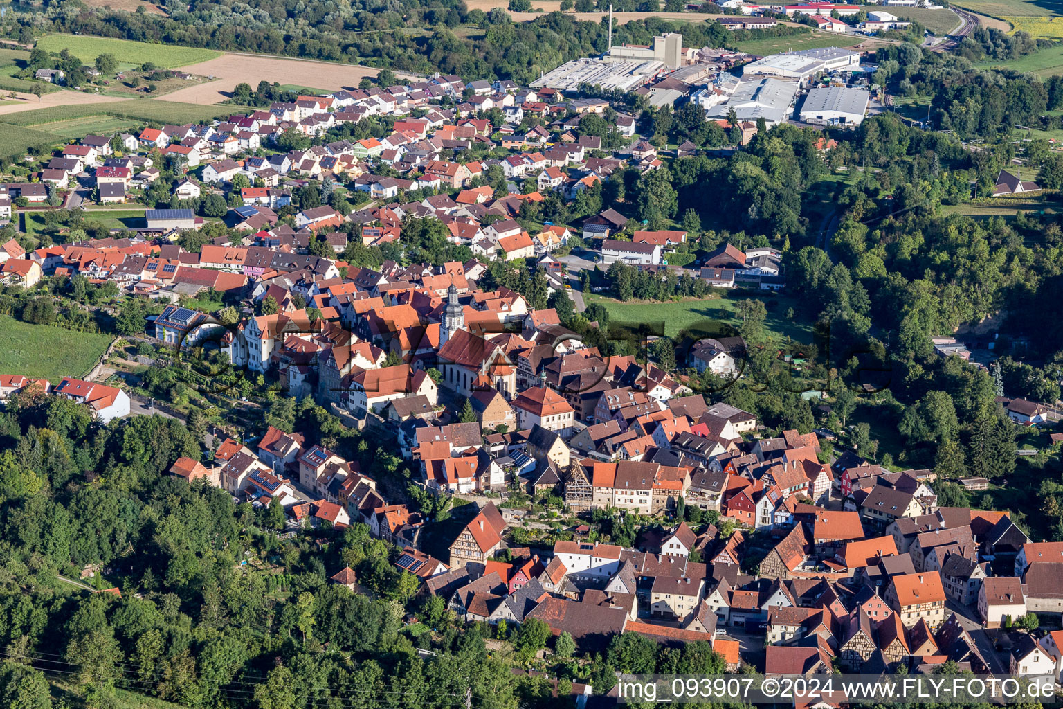 Luftbild von Dorf - Ansicht in Kraichtal im Ortsteil Gochsheim im Bundesland Baden-Württemberg, Deutschland