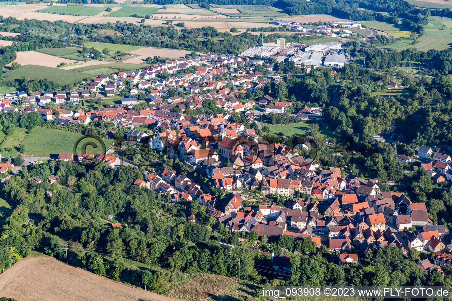 Luftaufnahme von Dorf - Ansicht in Kraichtal im Ortsteil Gochsheim im Bundesland Baden-Württemberg, Deutschland