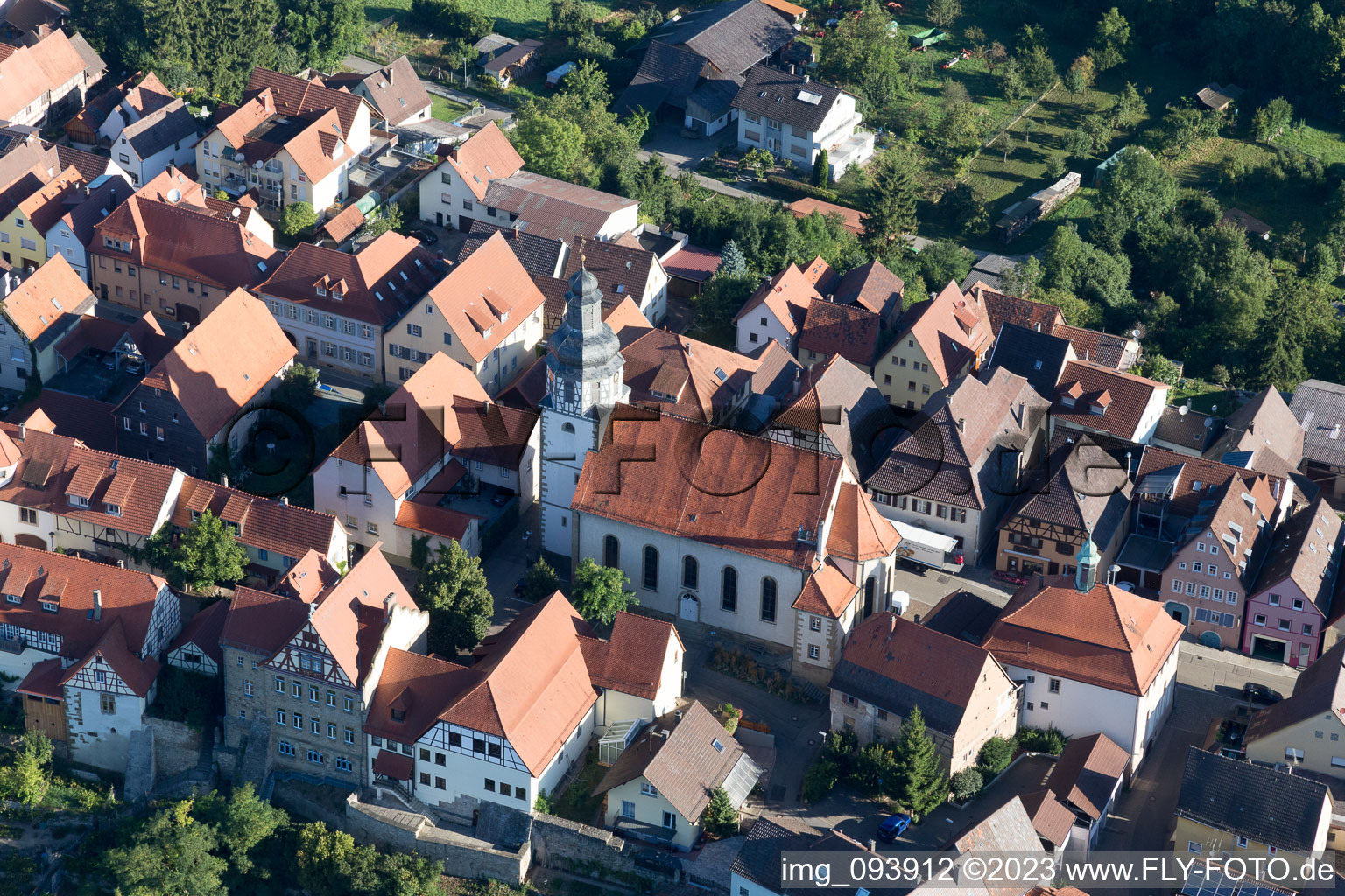 Luftbild von St. Martin von Südosten im Ortsteil Gochsheim in Kraichtal im Bundesland Baden-Württemberg, Deutschland