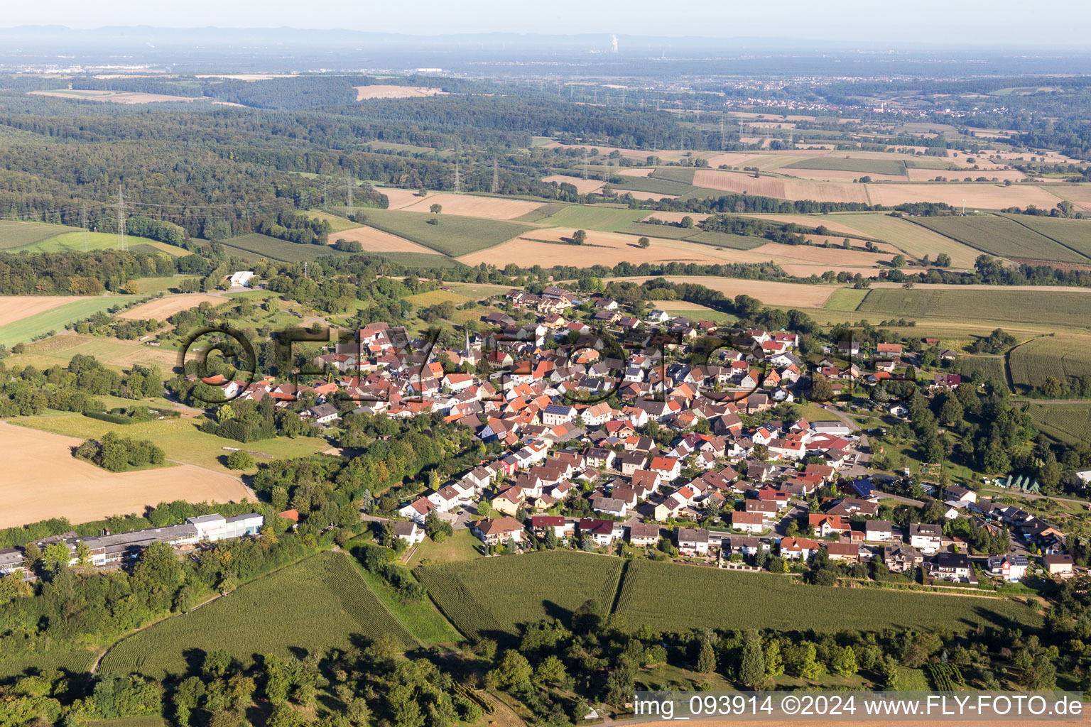 Dorf - Ansicht am Rande von landwirtschaftlichen Feldern und Nutzflächen im Ortsteil Oberacker in Kraichtal im Bundesland Baden-Württemberg, Deutschland