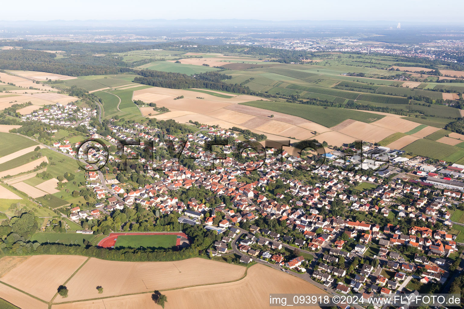 Dorf - Ansicht am Rande von landwirtschaftlichen Feldern und Nutzflächen in Bruchsal im Bundesland Baden-Württemberg, Deutschland