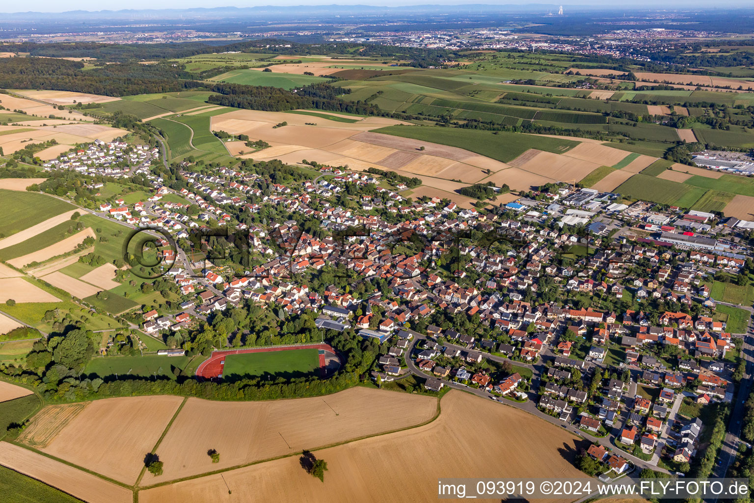 Luftbild von Dorf - Ansicht am Rande von landwirtschaftlichen Feldern und Nutzflächen in Bruchsal im Bundesland Baden-Württemberg, Deutschland