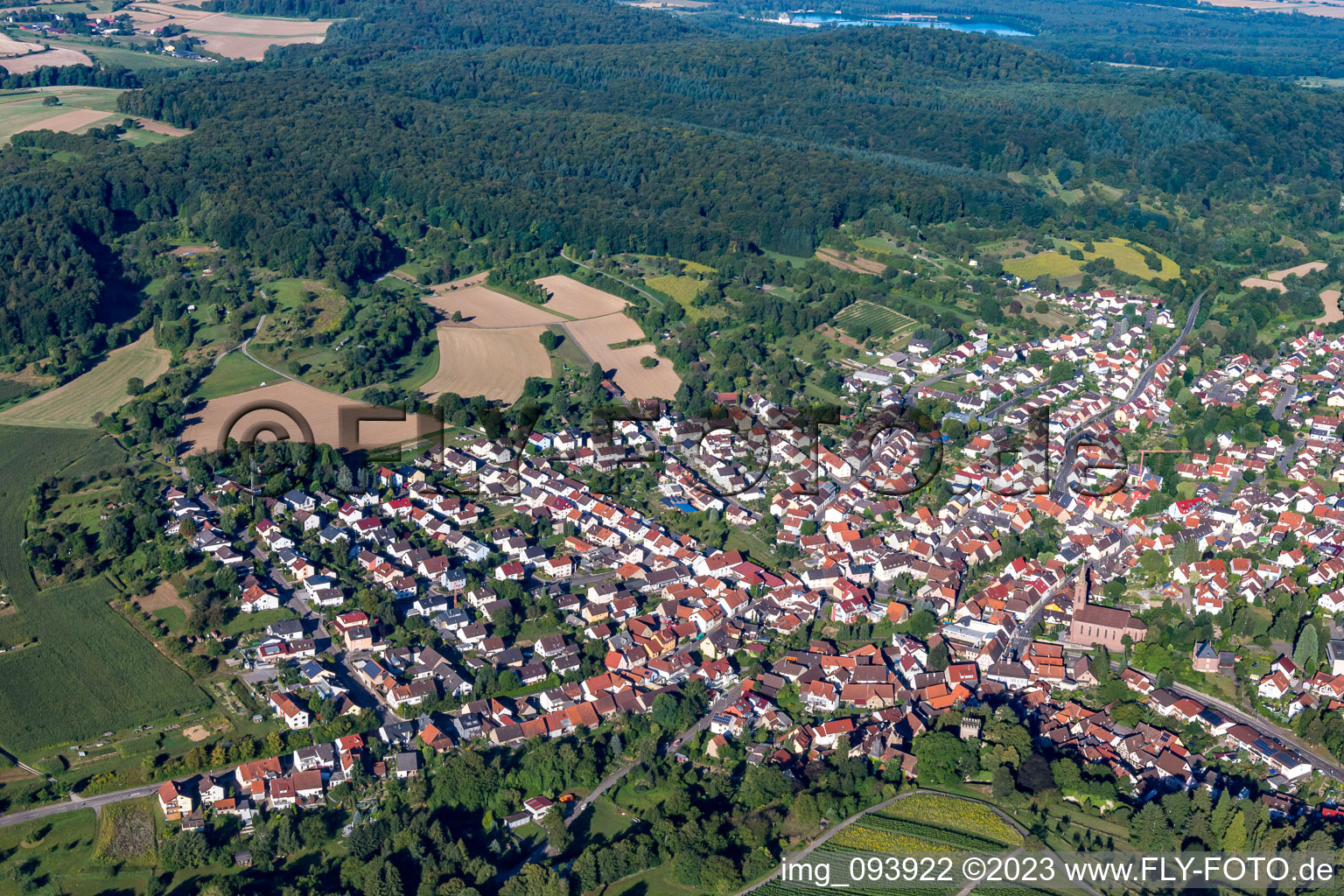 Schrägluftbild von Ortsteil Obergrombach in Bruchsal im Bundesland Baden-Württemberg, Deutschland