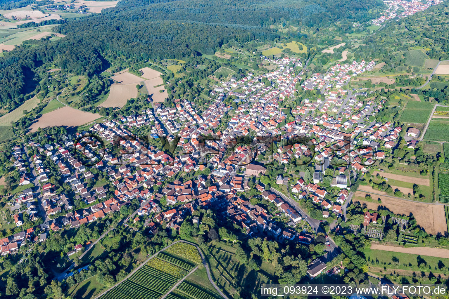 Luftaufnahme von Ortsansicht der Straßen und Häuser der Wohngebiete im Ortsteil Obergrombach in Bruchsal im Bundesland Baden-Württemberg, Deutschland