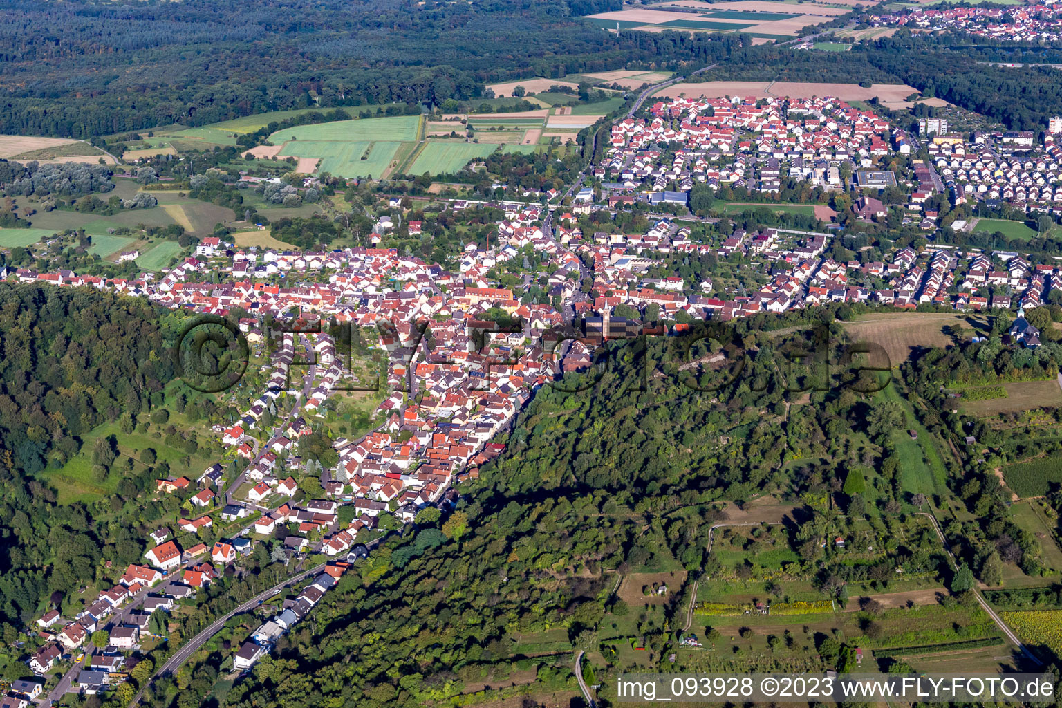 Schrägluftbild von Ortsansicht der Straßen und Häuser der Wohngebiete im Ortsteil Obergrombach in Bruchsal im Bundesland Baden-Württemberg, Deutschland