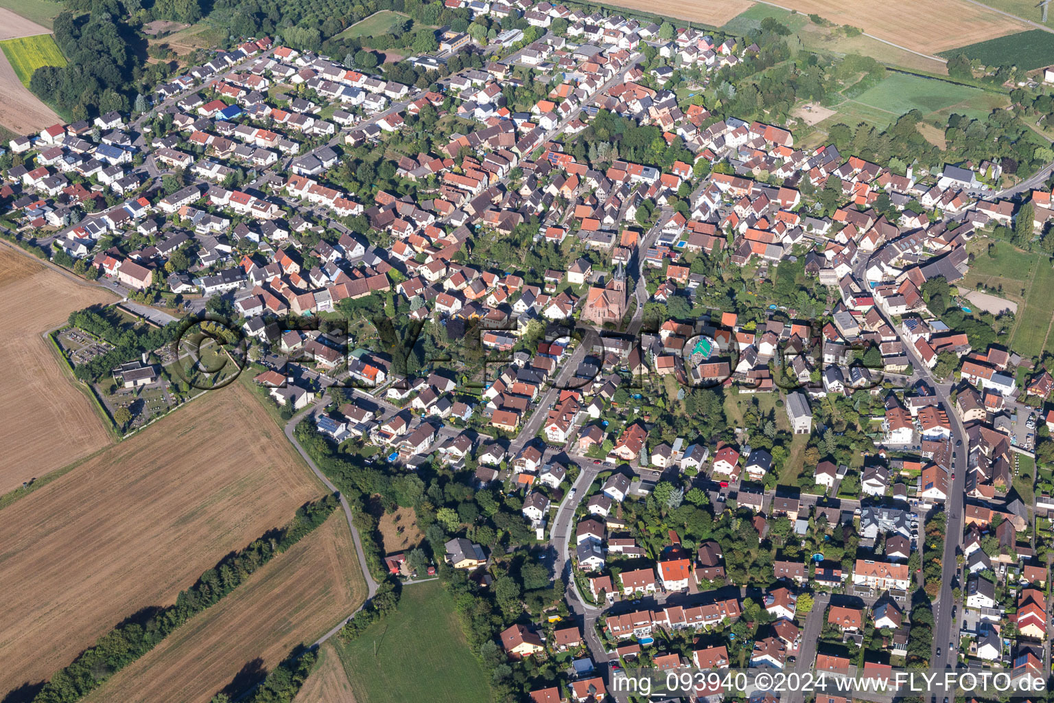 Ortsansicht der Straßen und Häuser der Wohngebiete im Ortsteil Staffort in Stutensee im Bundesland Baden-Württemberg, Deutschland
