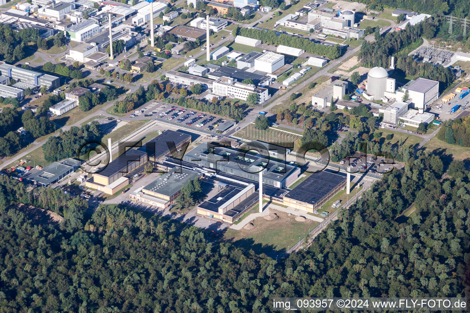 Luftaufnahme von Campus- Gebäude der Universität KIT - Campus Nord (ehemaliges Kernforschungszentrum Karlsruhe) im Ortsteil Leopoldshafen in Eggenstein-Leopoldshafen im Bundesland Baden-Württemberg, Deutschland