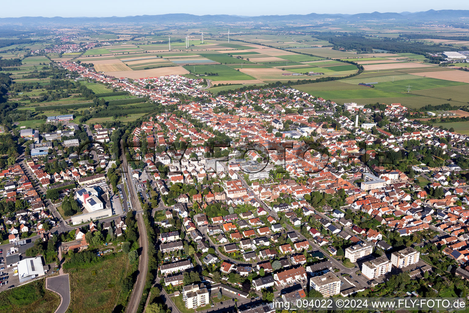 Luftaufnahme von Ortsansicht der Straßen und Häuser der Wohngebiete in Kandel im Bundesland Rheinland-Pfalz, Deutschland