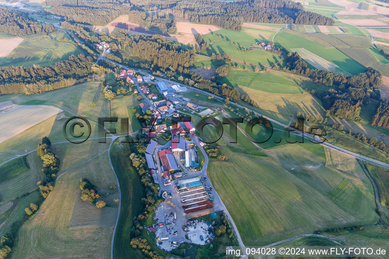 Luftbild von Gehöft eines Bauernhofes Mathäus Muffler Landwirtschaft in Mühlingen im Bundesland Baden-Württemberg, Deutschland