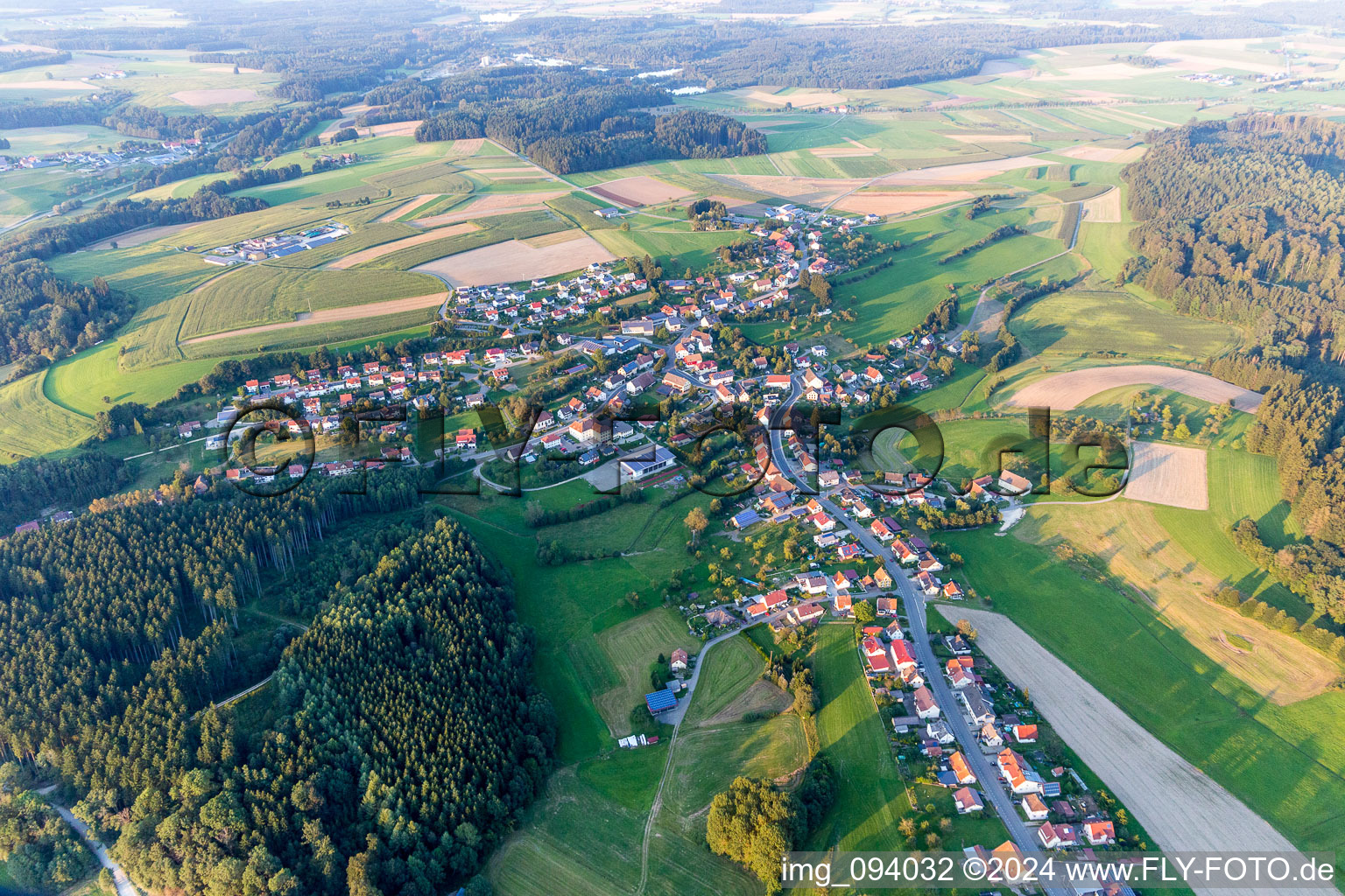 Dorf - Ansicht am Rande von landwirtschaftlichen Feldern und Nutzflächen in Zoznegg in Mühlingen im Bundesland Baden-Württemberg, Deutschland