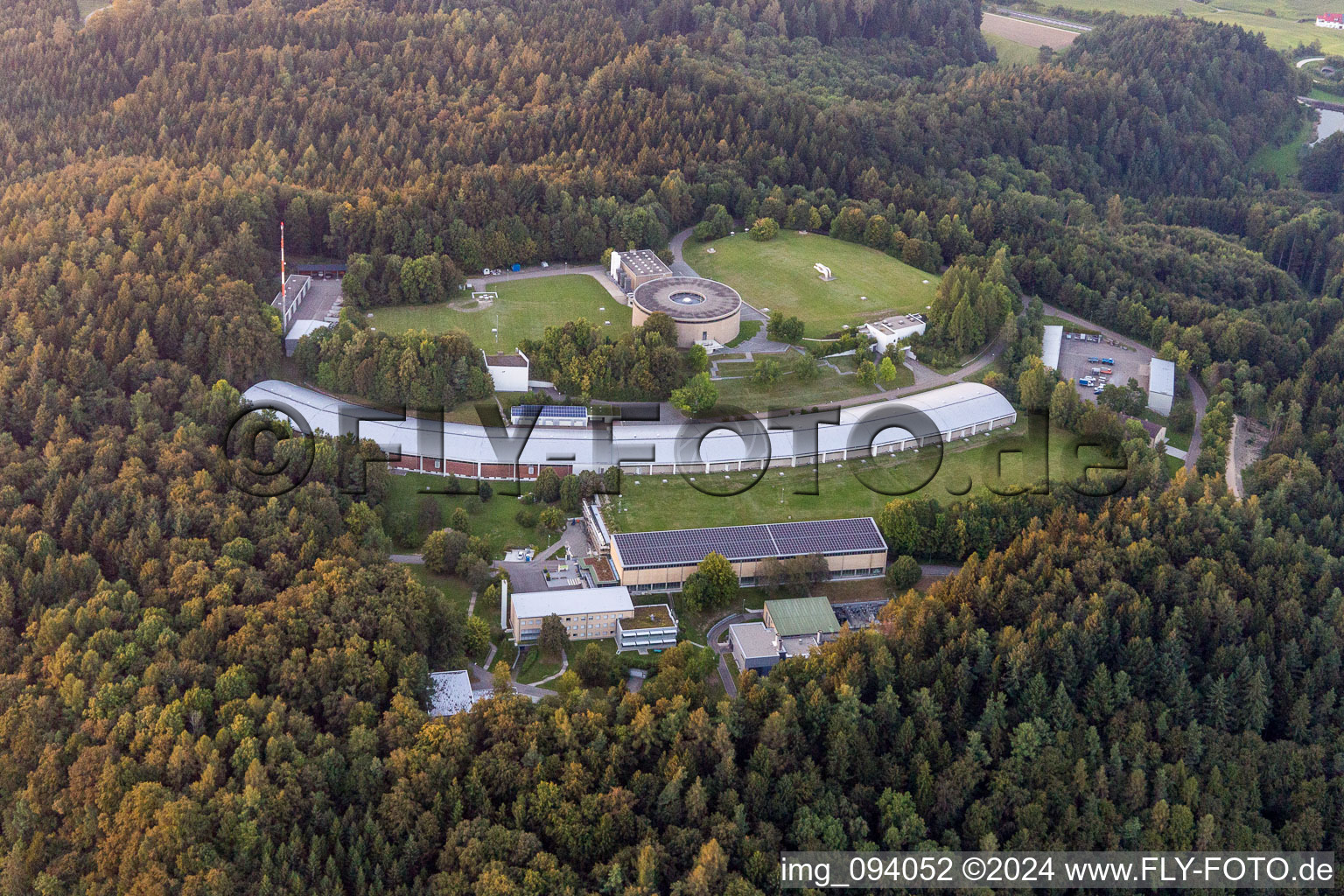 Luftbild von Verwaltungsgebäude der staatlichen Behörde Zweckverband Bodensee-Wasserversorgung in Überlingen im Bundesland Baden-Württemberg, Deutschland