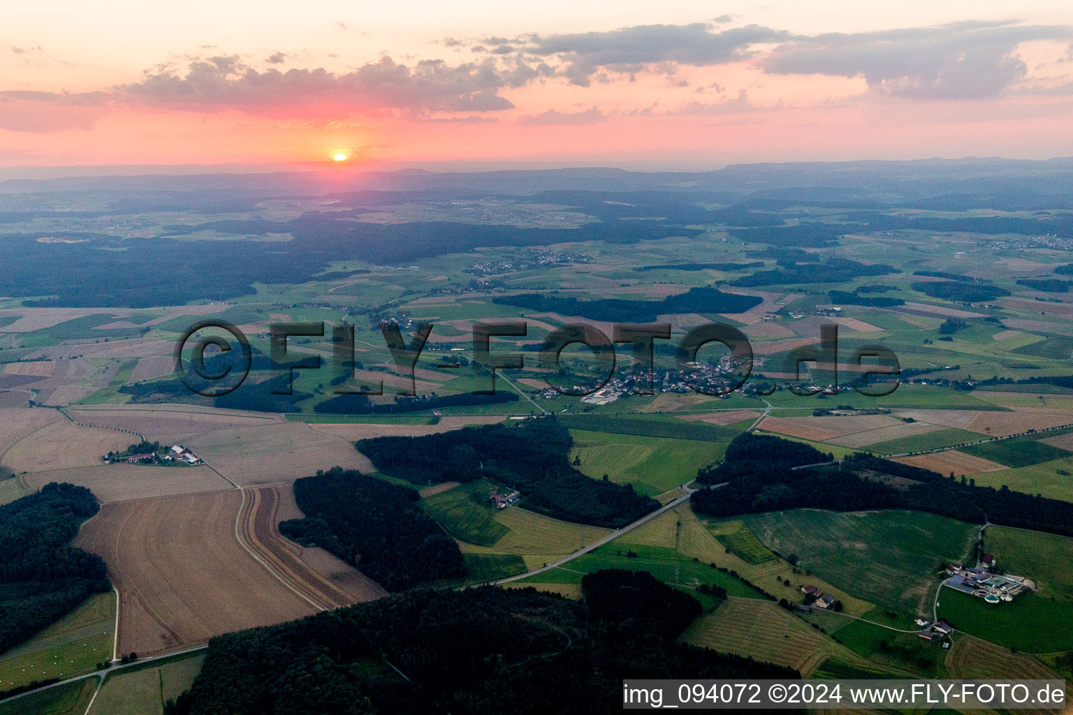 Sonnenuntergang über der Landschaft Hegau im Ortsteil Boll in Sauldorf im Bundesland Baden-Württemberg, Deutschland