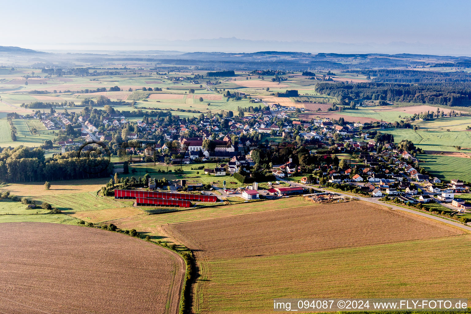 Dorf - Ansicht am Rande von landwirtschaftlichen Feldern und Nutzflächen in Wald im Bundesland Baden-Württemberg, Deutschland