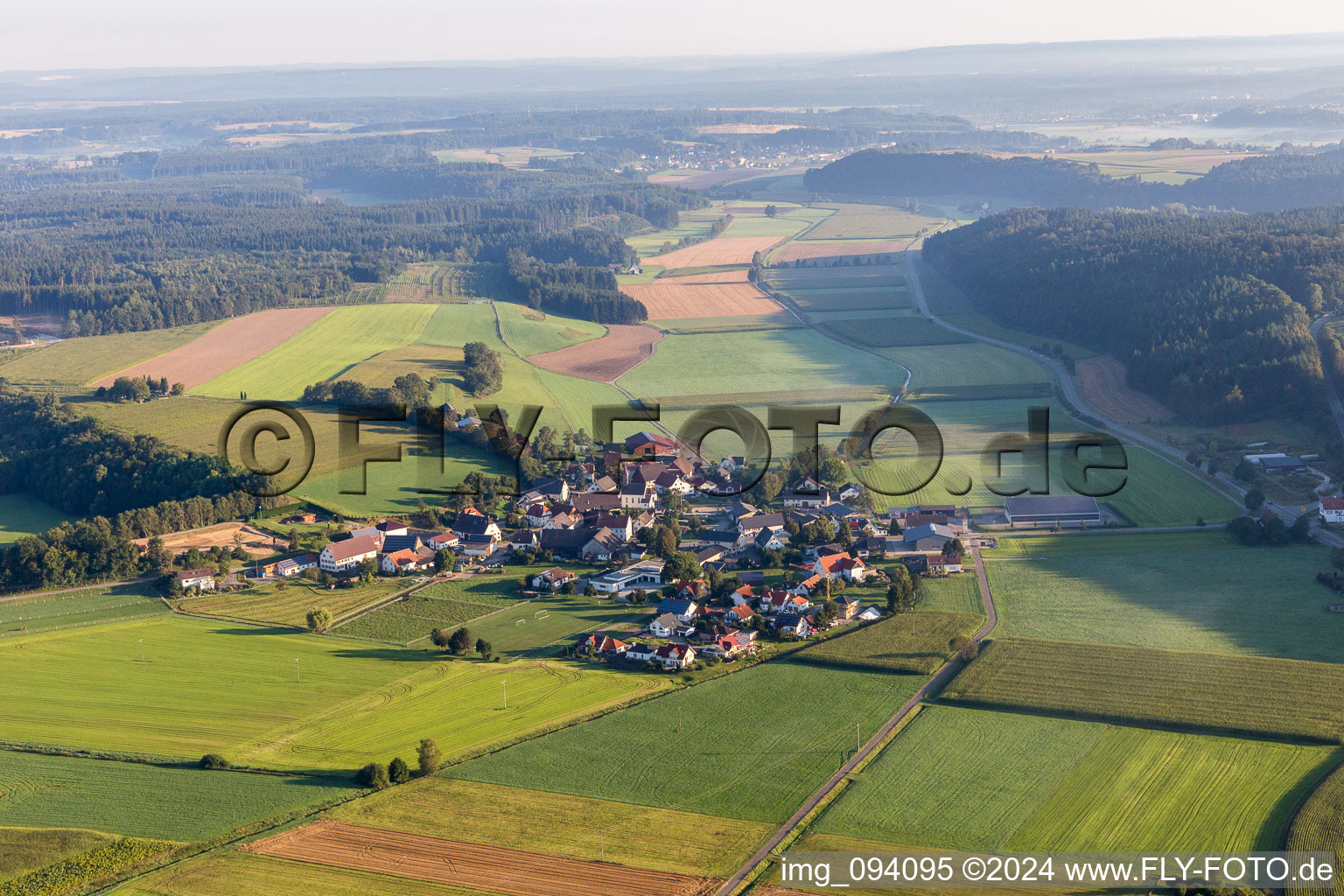 Dorf - Ansicht am Rande von landwirtschaftlichen Feldern und Nutzflächen im Ortsteil Otterswang in Pfullendorf im Bundesland Baden-Württemberg, Deutschland