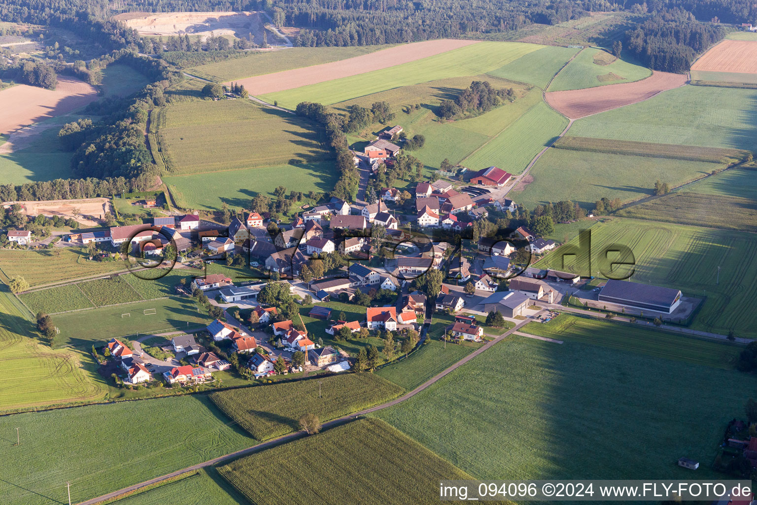 Luftbild von Dorf - Ansicht am Rande von landwirtschaftlichen Feldern und Nutzflächen im Ortsteil Otterswang in Pfullendorf im Bundesland Baden-Württemberg, Deutschland