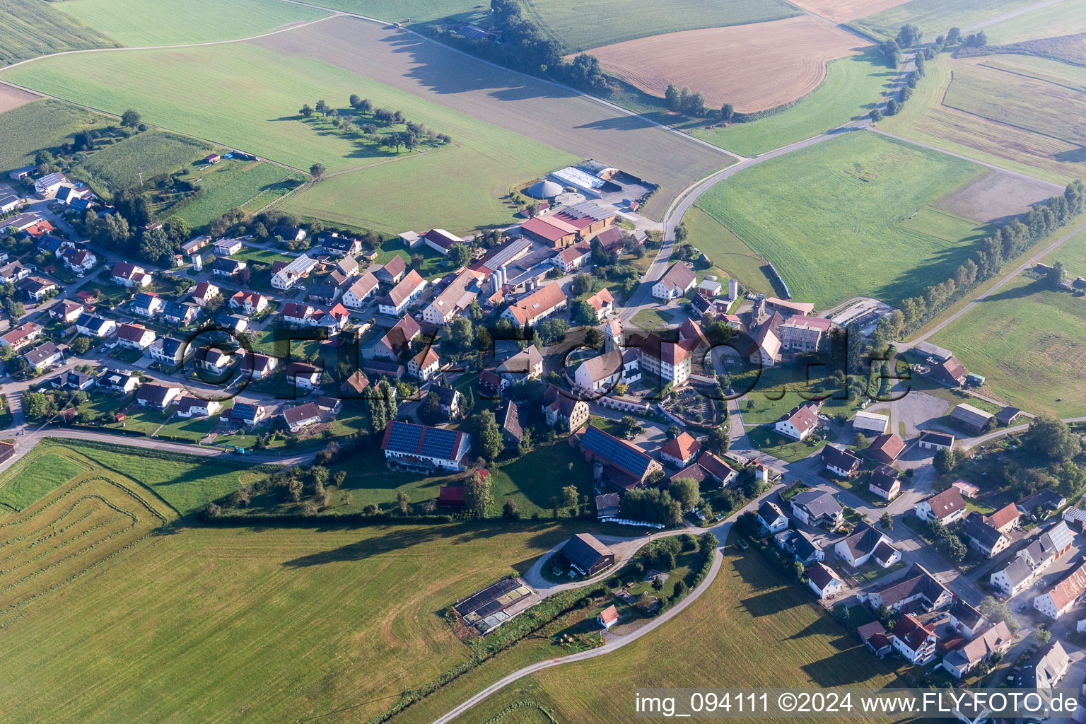Dorf - Ansicht am Rande von landwirtschaftlichen Feldern und Nutzflächen im Ortsteil Moosheim in Bad Saulgau im Bundesland Baden-Württemberg, Deutschland