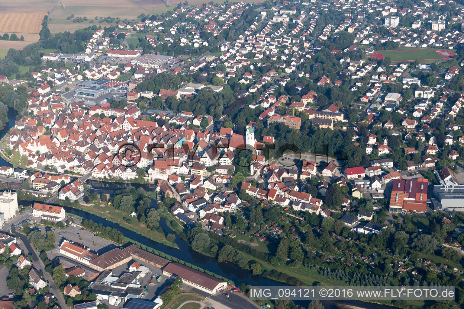 Ortsansicht der Straßen und Häuser der Wohngebiete im Ortsteil Neufra in Riedlingen im Bundesland Baden-Württemberg, Deutschland