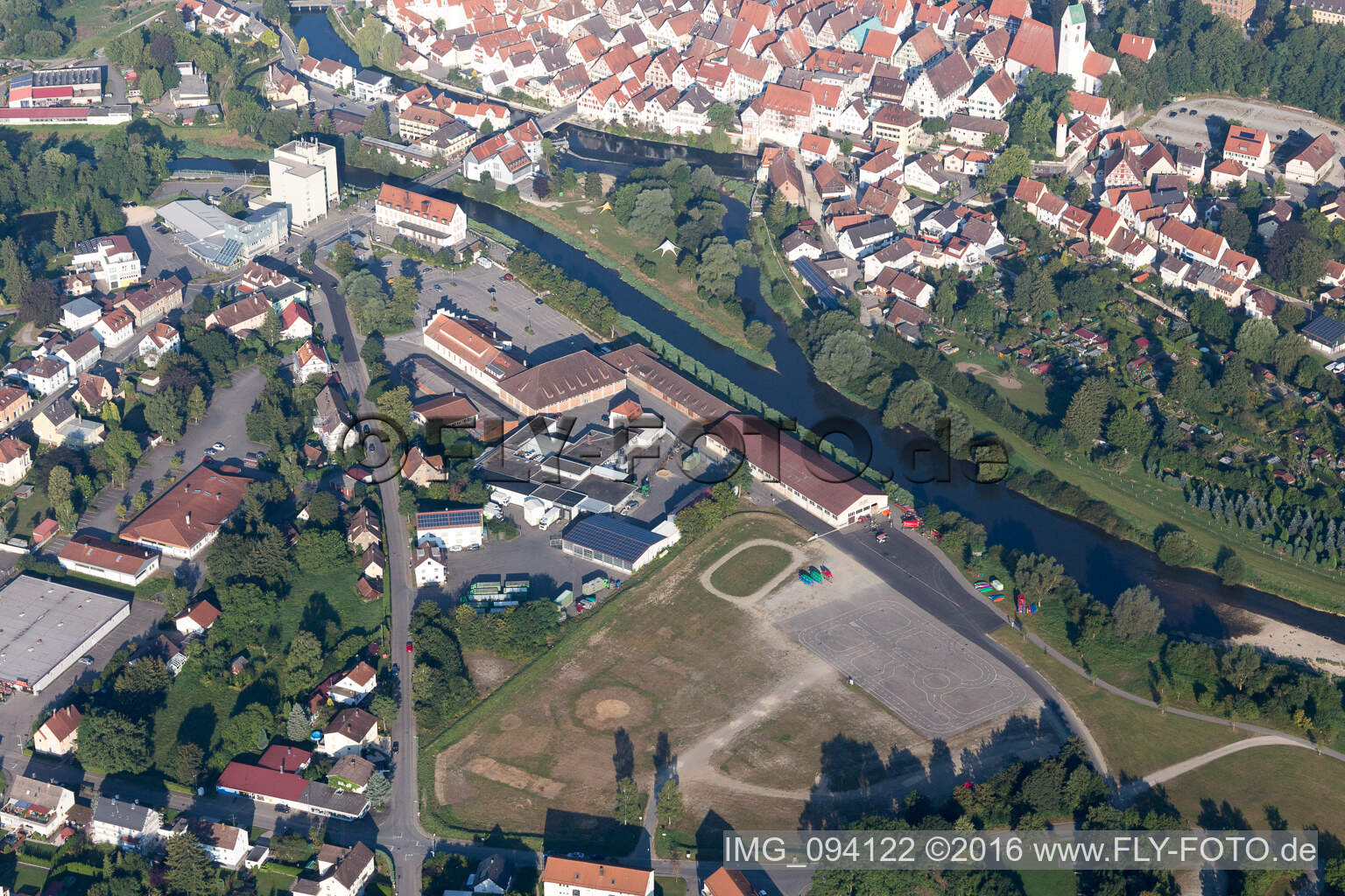 Luftbild von Ortsansicht der Straßen und Häuser der Wohngebiete im Ortsteil Neufra in Riedlingen im Bundesland Baden-Württemberg, Deutschland